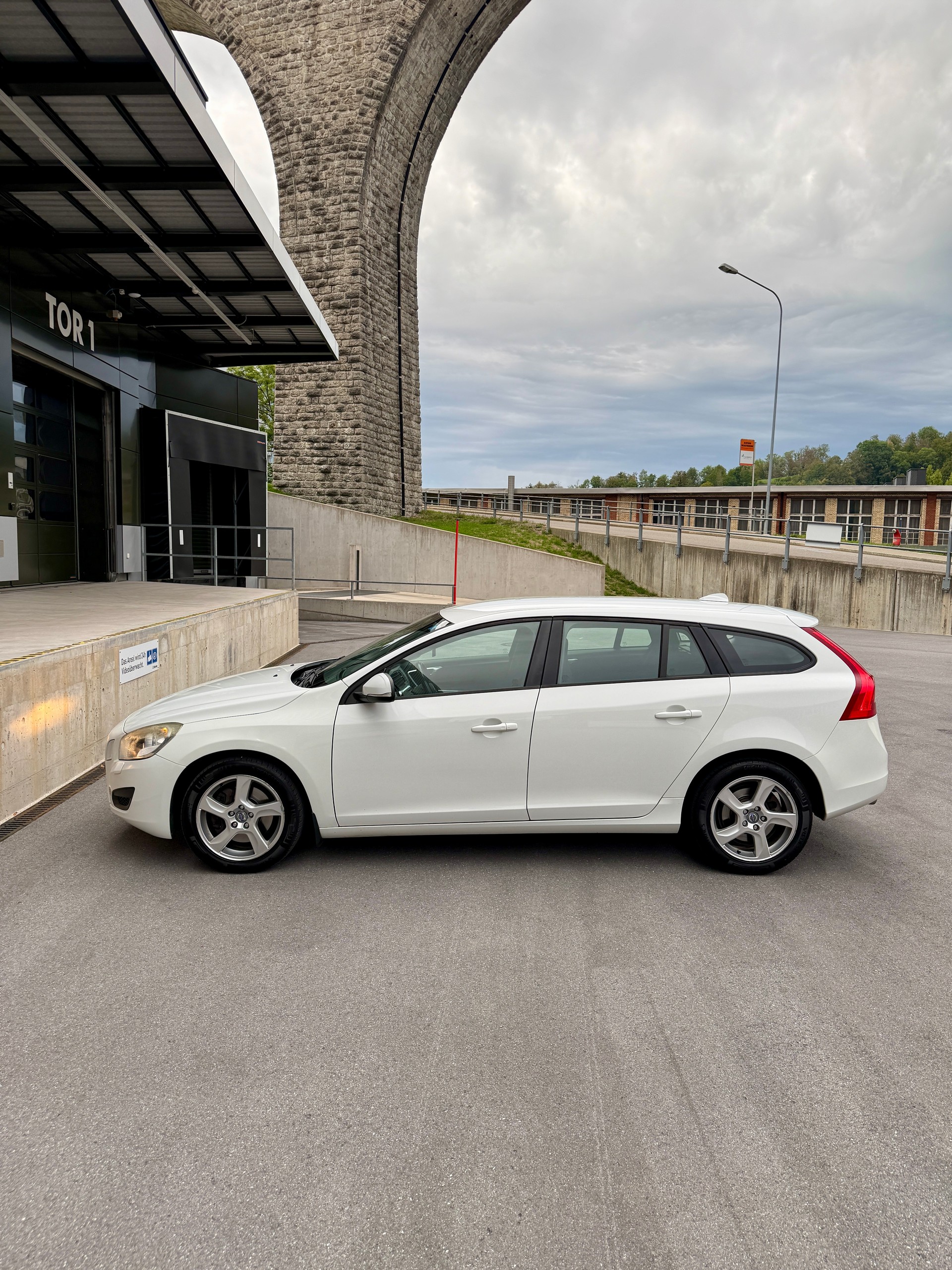 VOLVO V60 D5 AWD Summum Geartronic-image-7