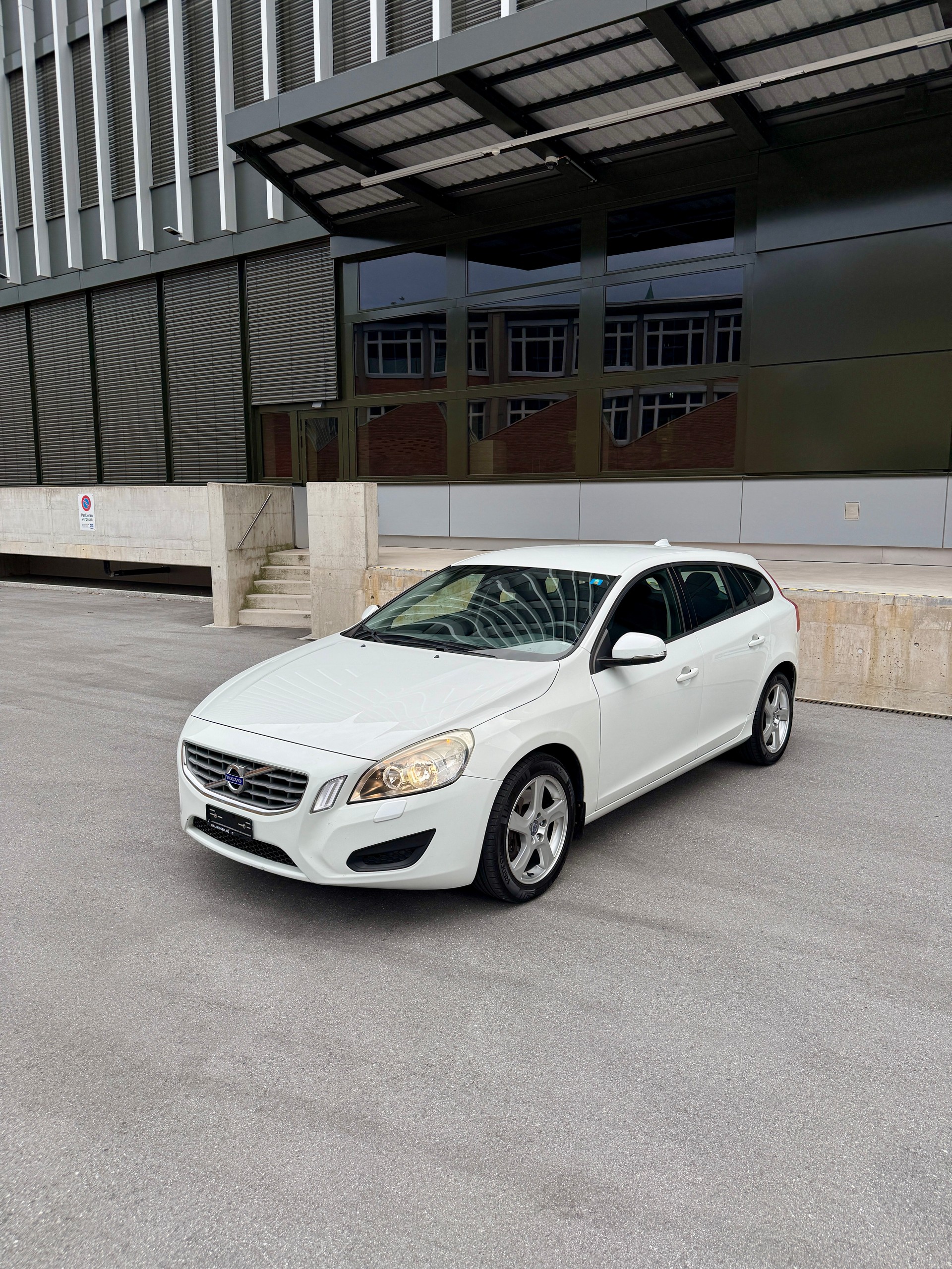 VOLVO V60 D5 AWD Summum Geartronic-image-0