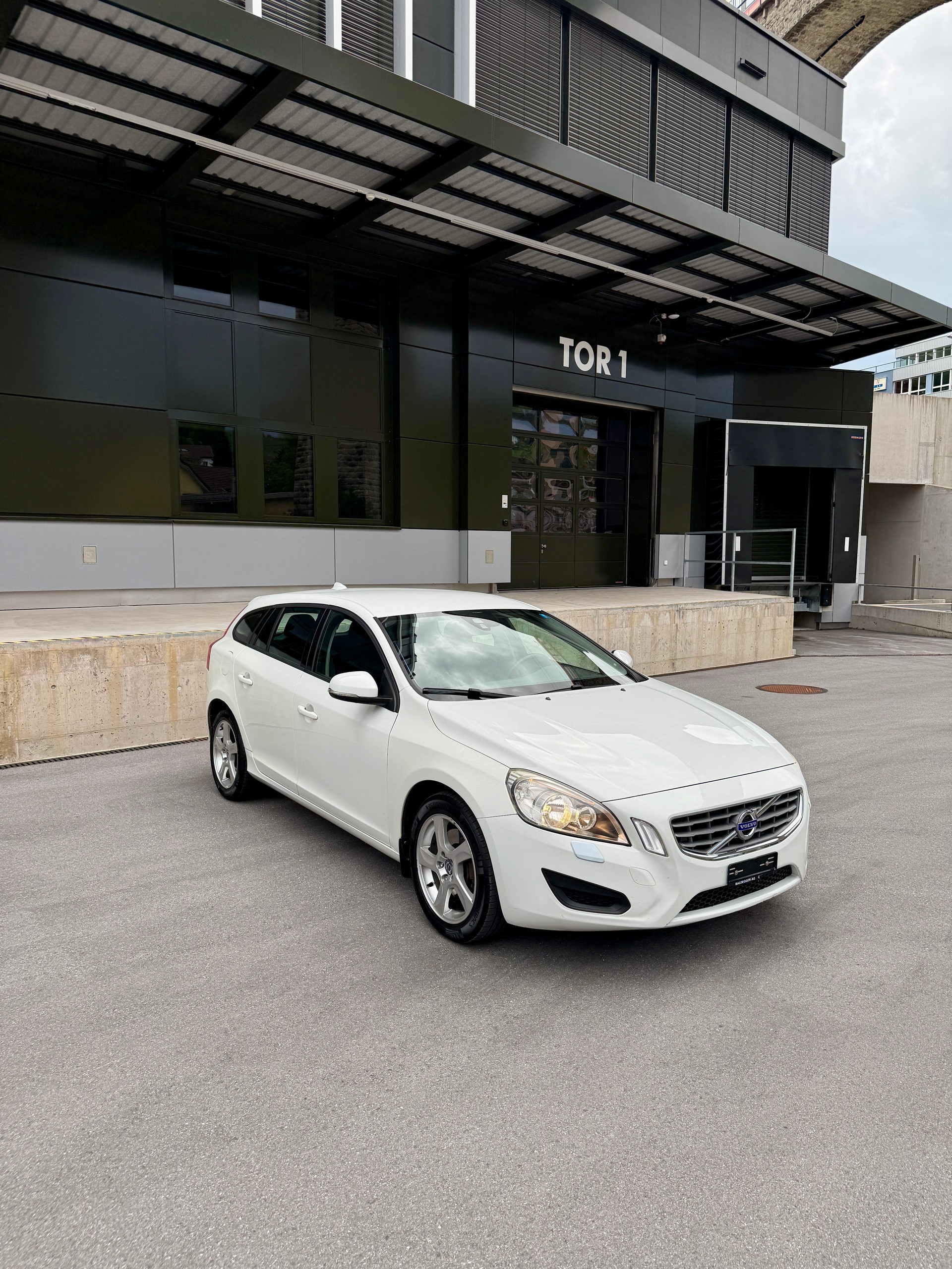 VOLVO V60 D5 AWD Summum Geartronic-image-2