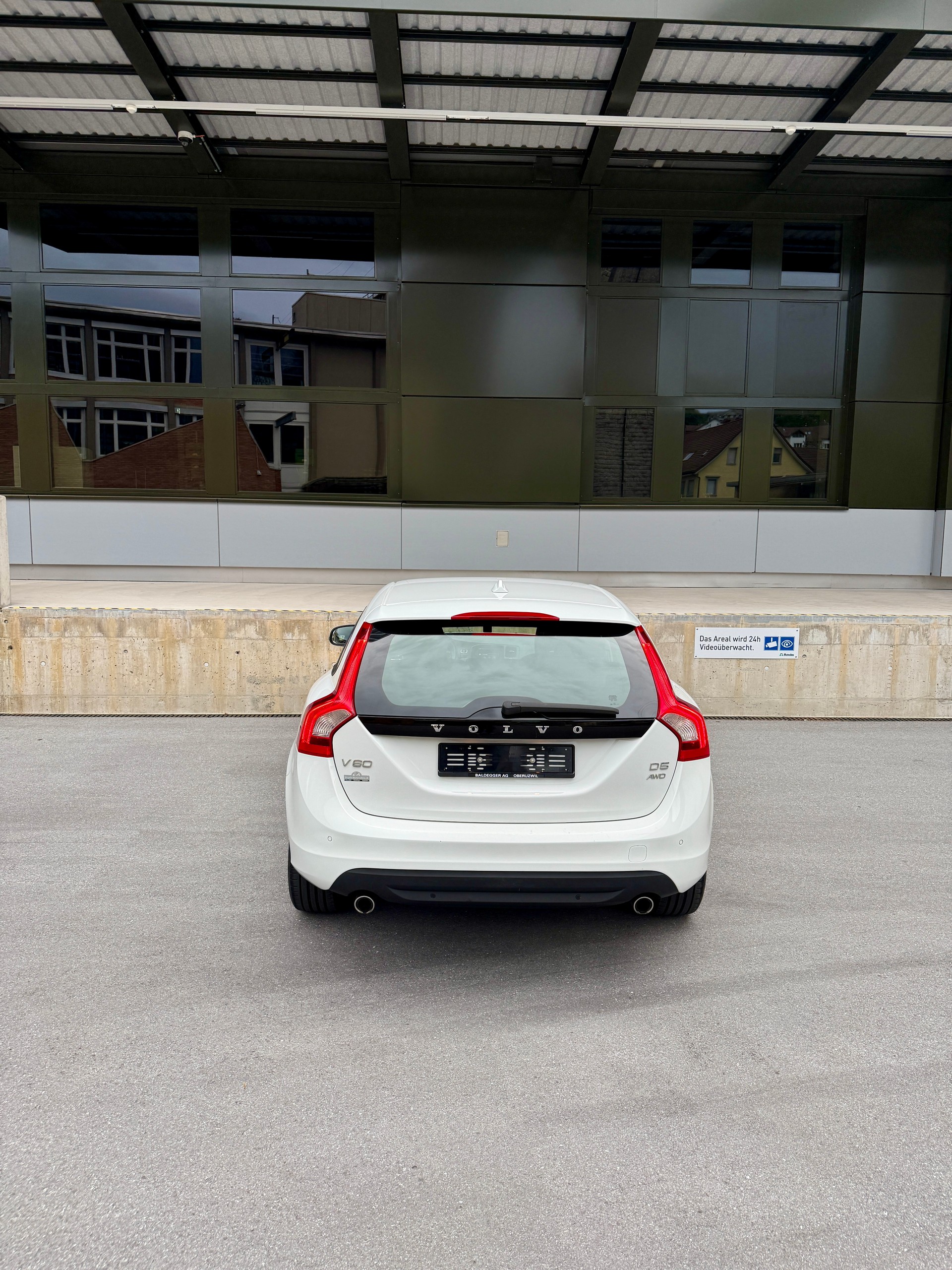 VOLVO V60 D5 AWD Summum Geartronic-image-5