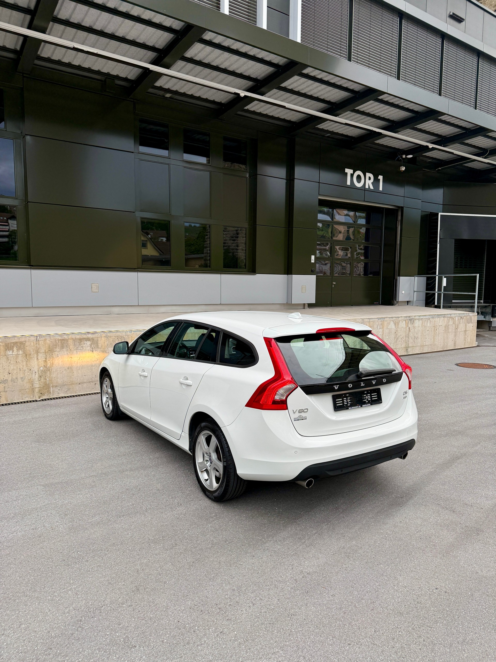 VOLVO V60 D5 AWD Summum Geartronic-image-6