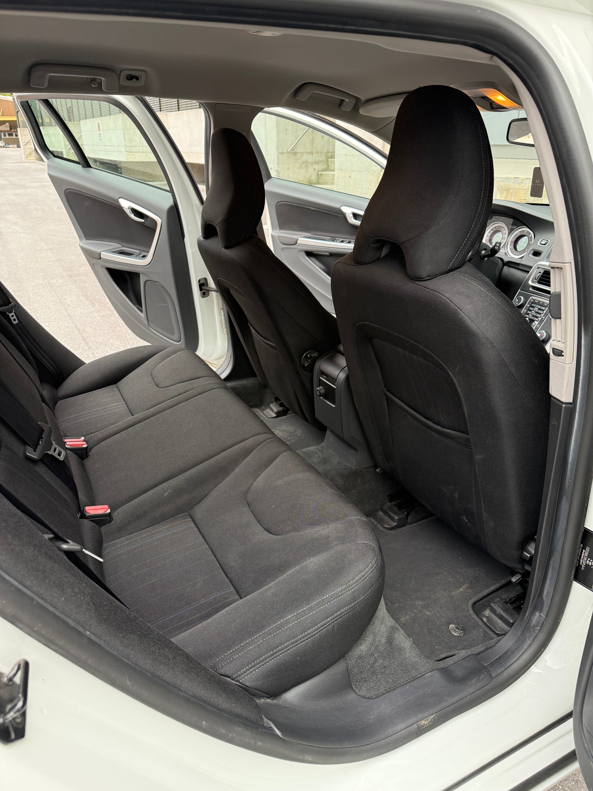 VOLVO V60 D5 AWD Summum Geartronic-image-11