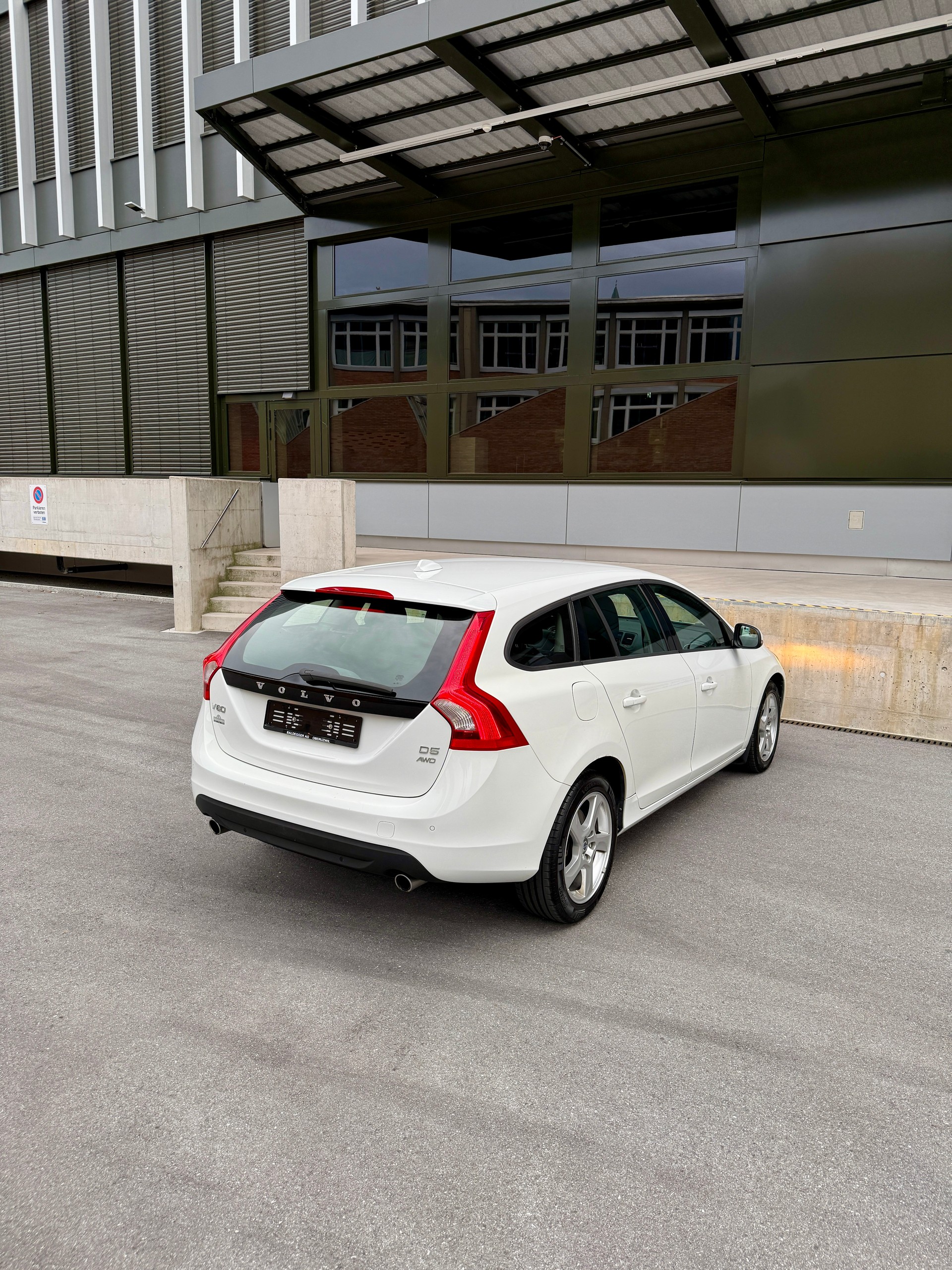 VOLVO V60 D5 AWD Summum Geartronic-image-4