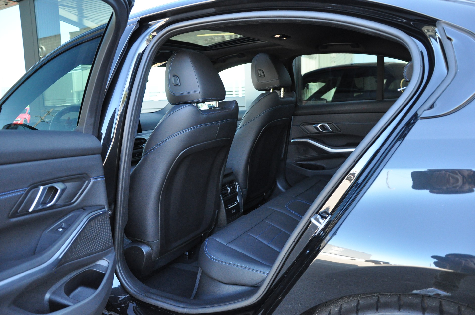 BMW 330i Limousine xDrive-image-8