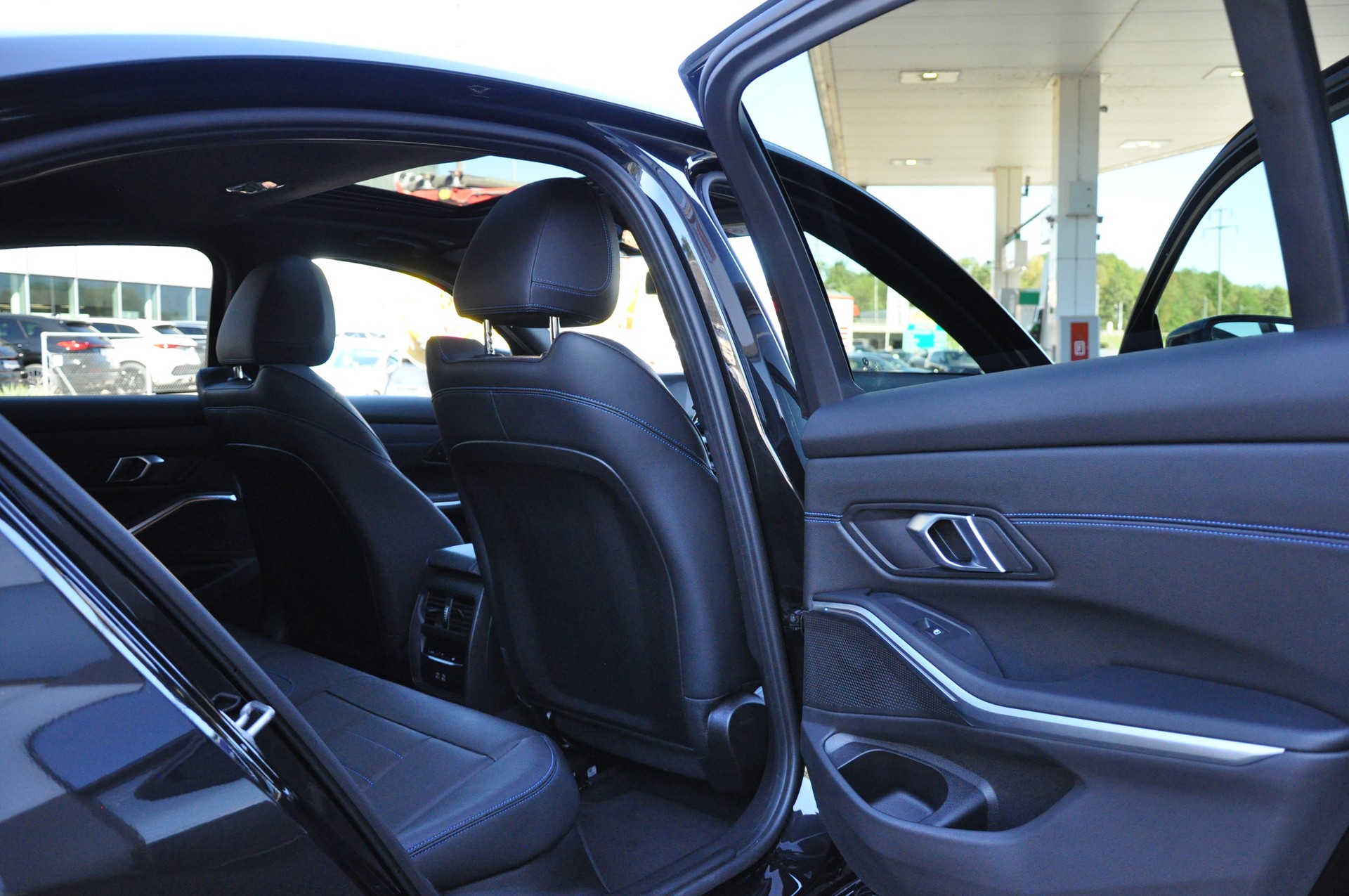 BMW 330i Limousine xDrive-image-10