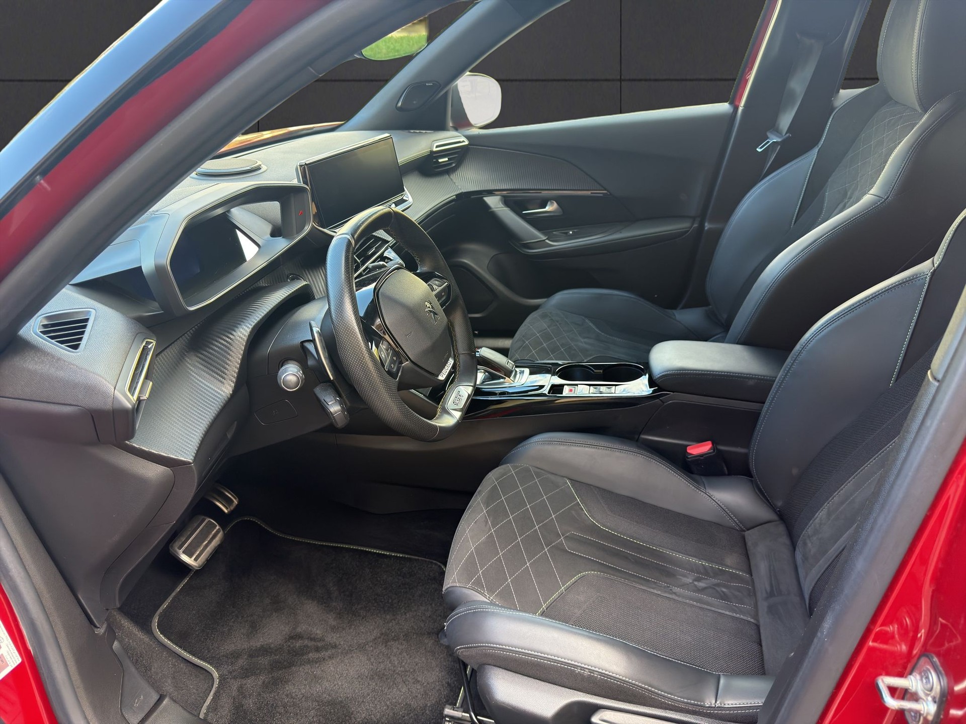 PEUGEOT 2008 1.2 PureTech GT Pack EAT8-image-8