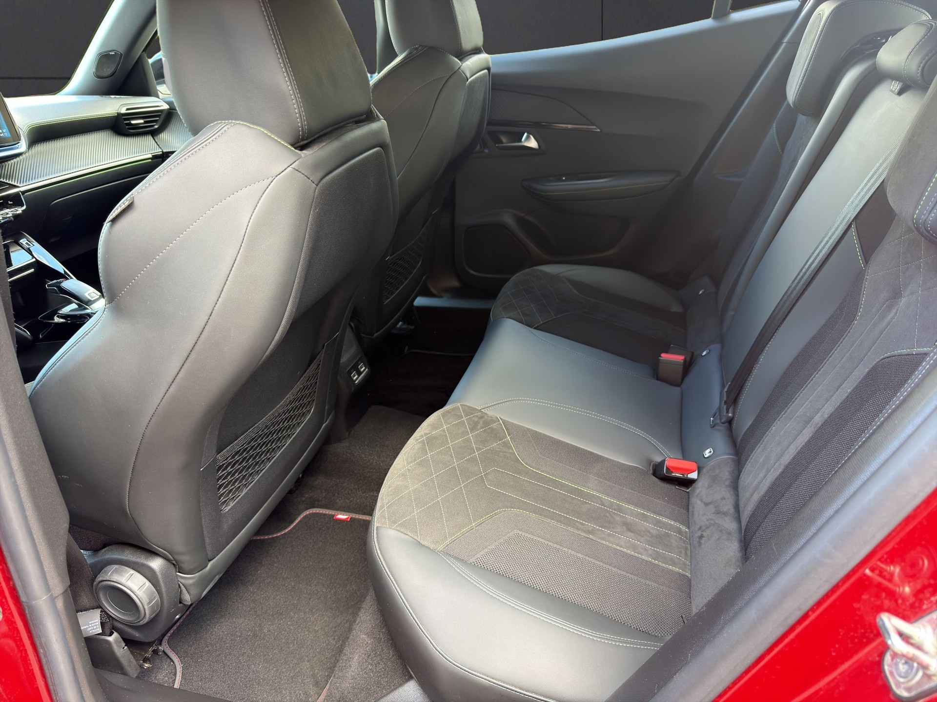 PEUGEOT 2008 1.2 PureTech GT Pack EAT8-image-14