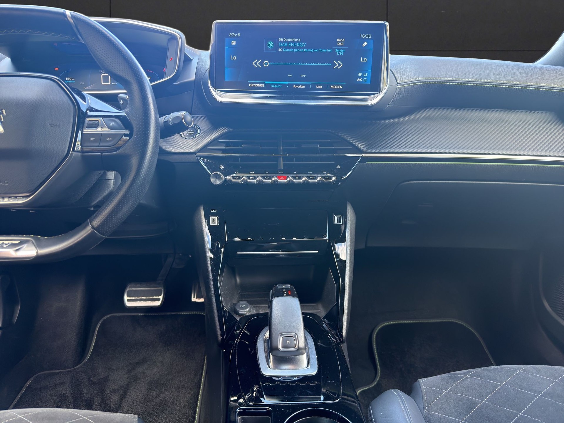 PEUGEOT 2008 1.2 PureTech GT Pack EAT8-image-12