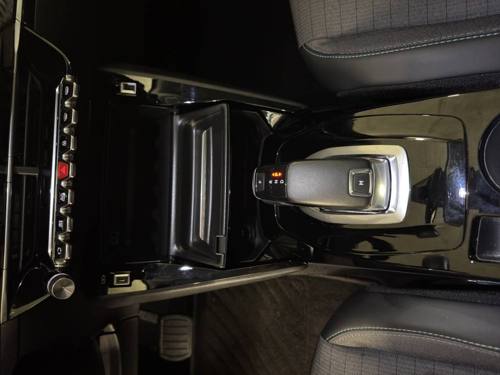 PEUGEOT 2008 1.2 PureTech Allure EAT8-image-12