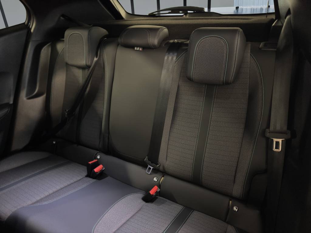 PEUGEOT 2008 1.2 PureTech Allure EAT8-image-8