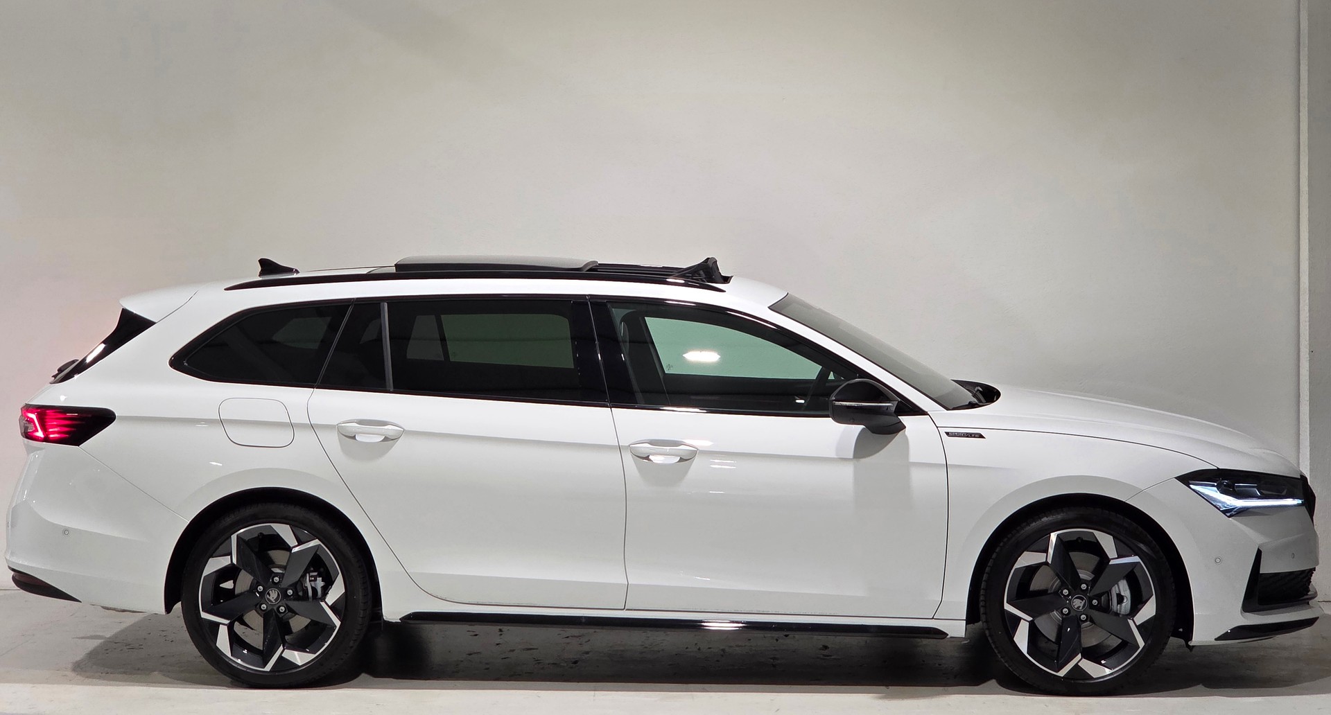 SKODA Superb Combi 2.0 TSI Sportline 4x4 DSG-image-29