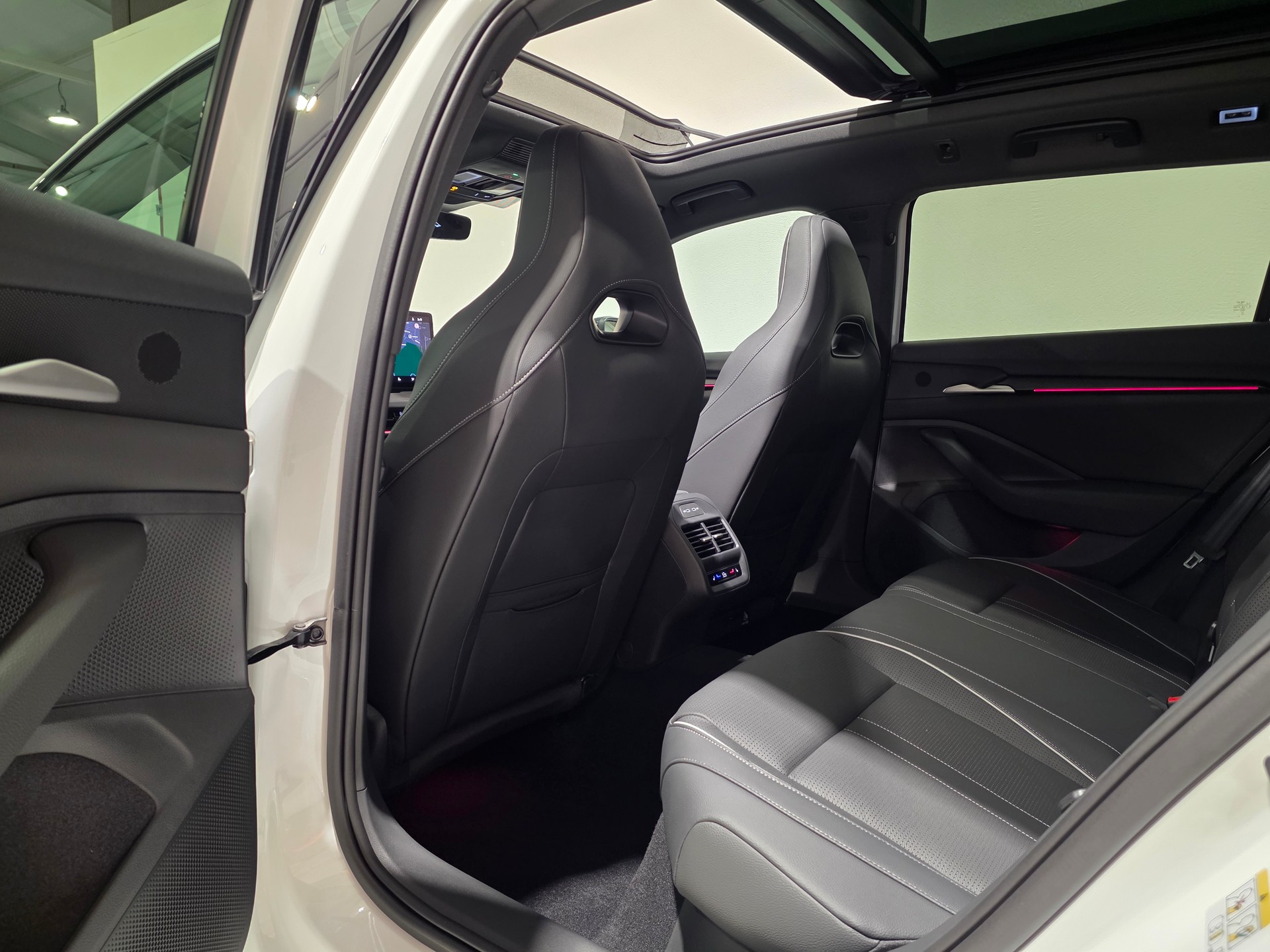 SKODA Superb Combi 2.0 TSI Sportline 4x4 DSG-image-16