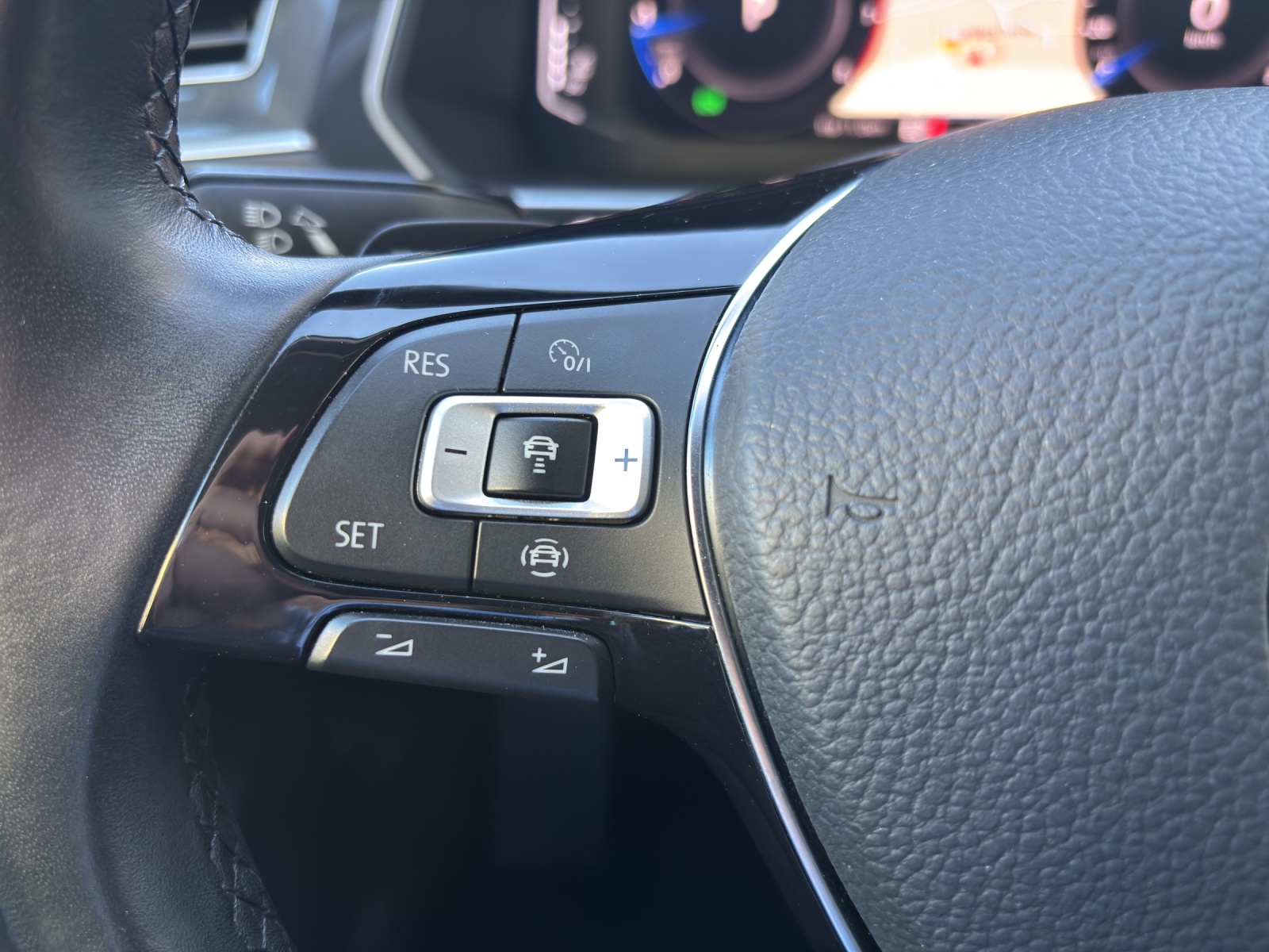 VW Tiguan 2.0TSI Highline 4Motion DSG mit AHK (2500kg), Assistenzpaket Plus & Winterreifen-image-14