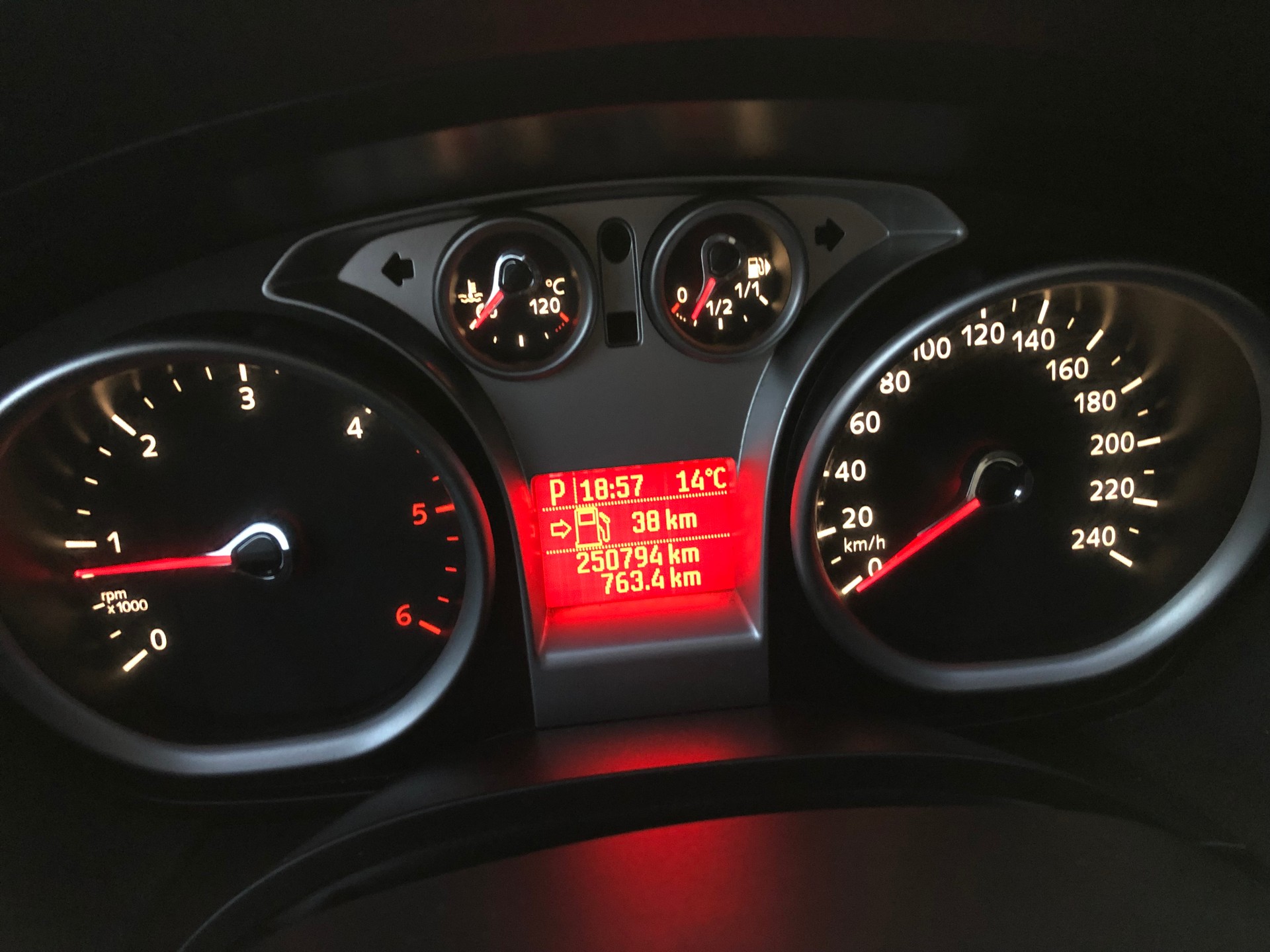 FORD Kuga 2.0 TDCi Carving 4WD PowerShift-image-14