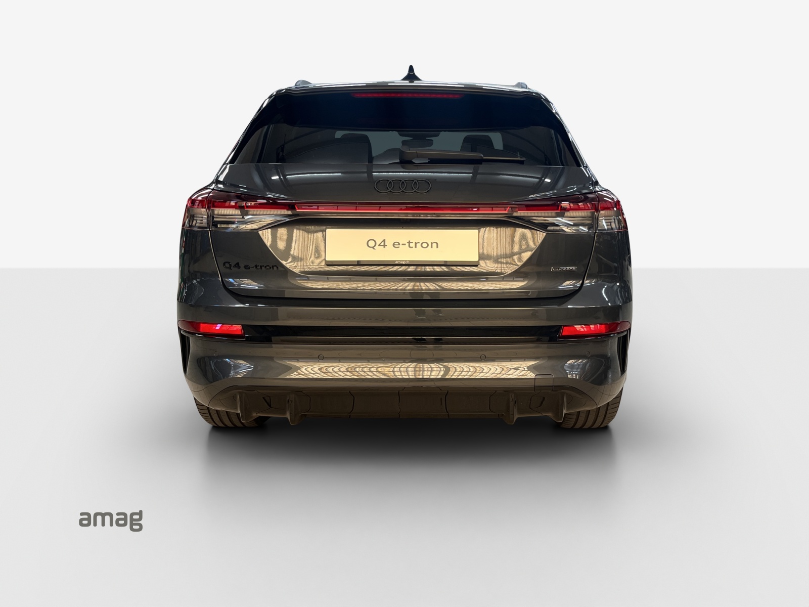 AUDI Q4 e-tron SUV quattro performance Swiss Ski-image-3