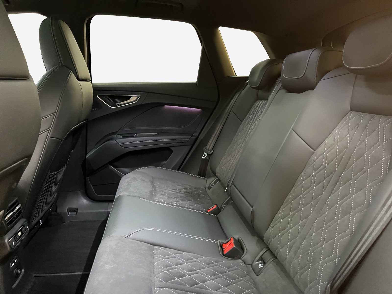 AUDI Q4 e-tron SUV quattro performance Swiss Ski-image-11