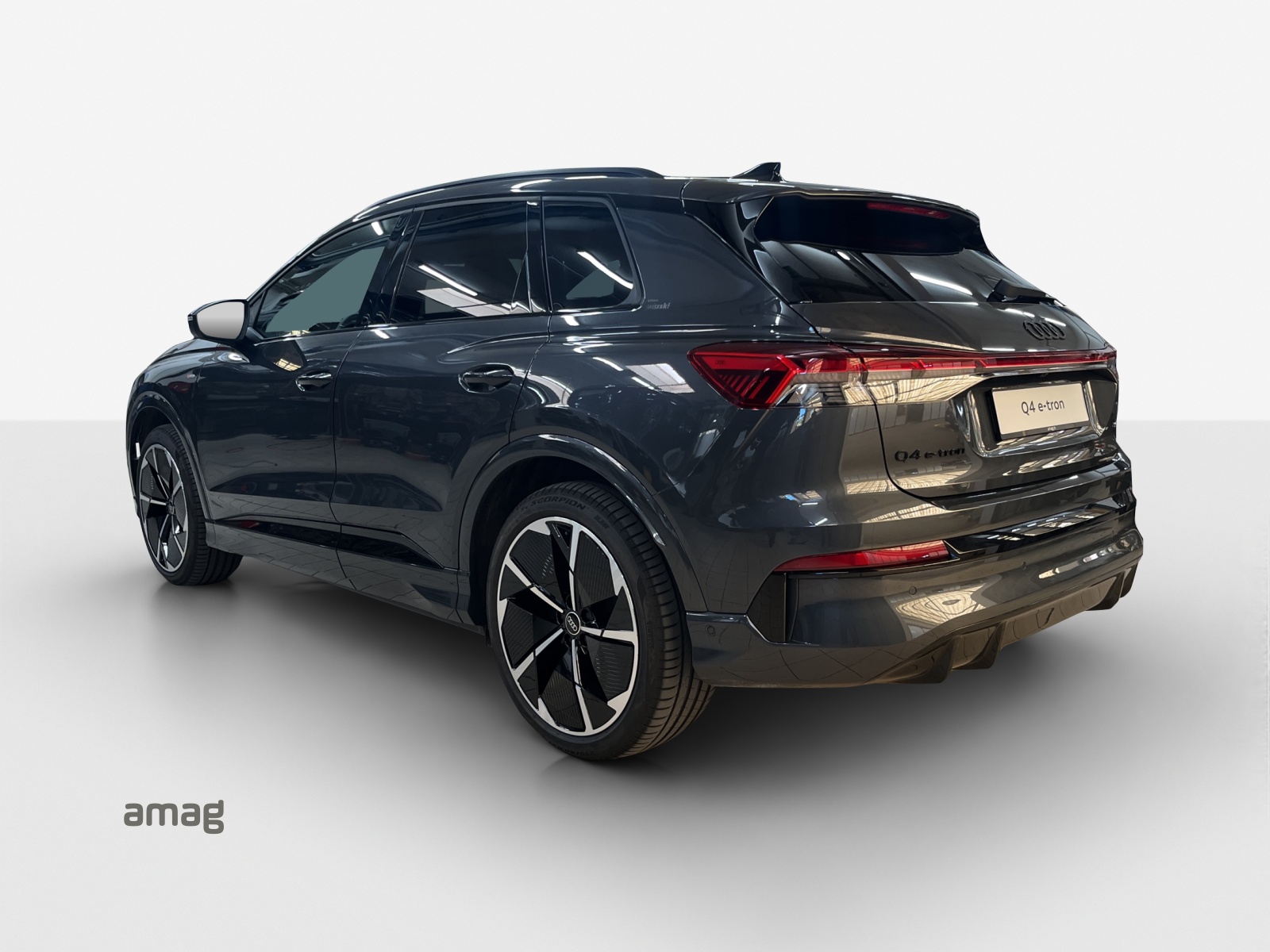 AUDI Q4 e-tron SUV quattro performance Swiss Ski-image-2