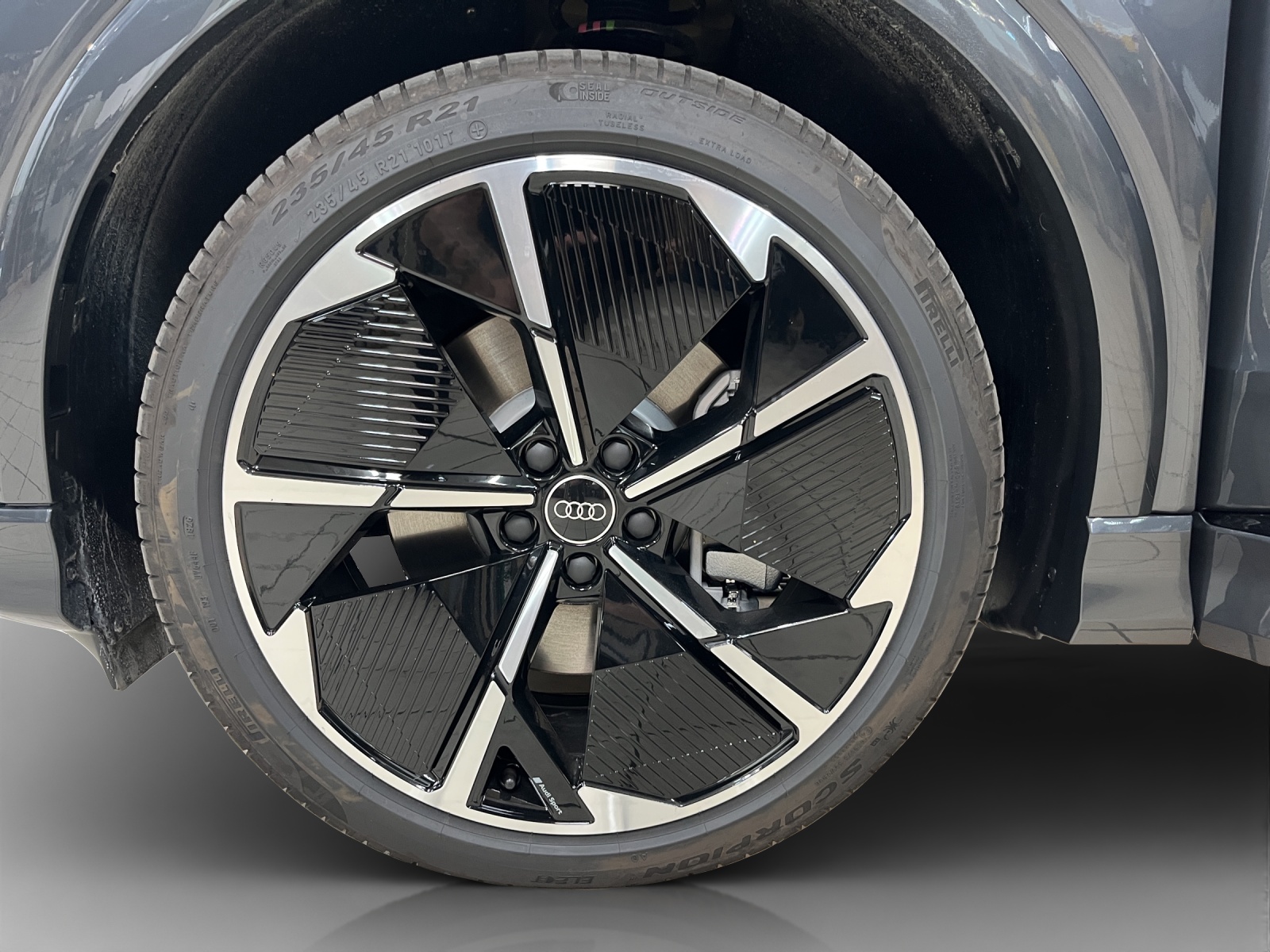 AUDI Q4 e-tron SUV quattro performance Swiss Ski-image-13