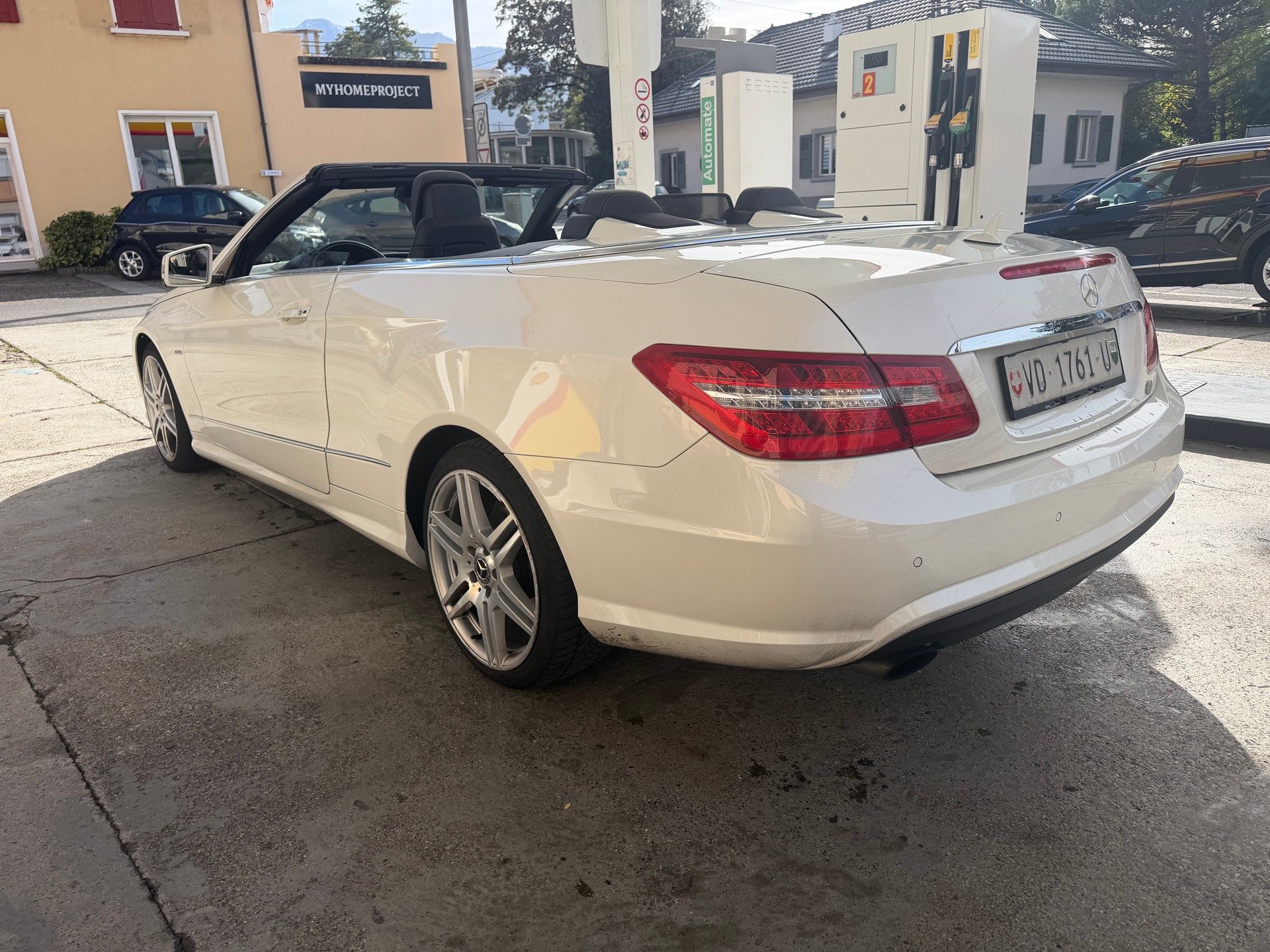 MERCEDES-BENZ E 250 CGI BlueEfficiency Automatic-image-3