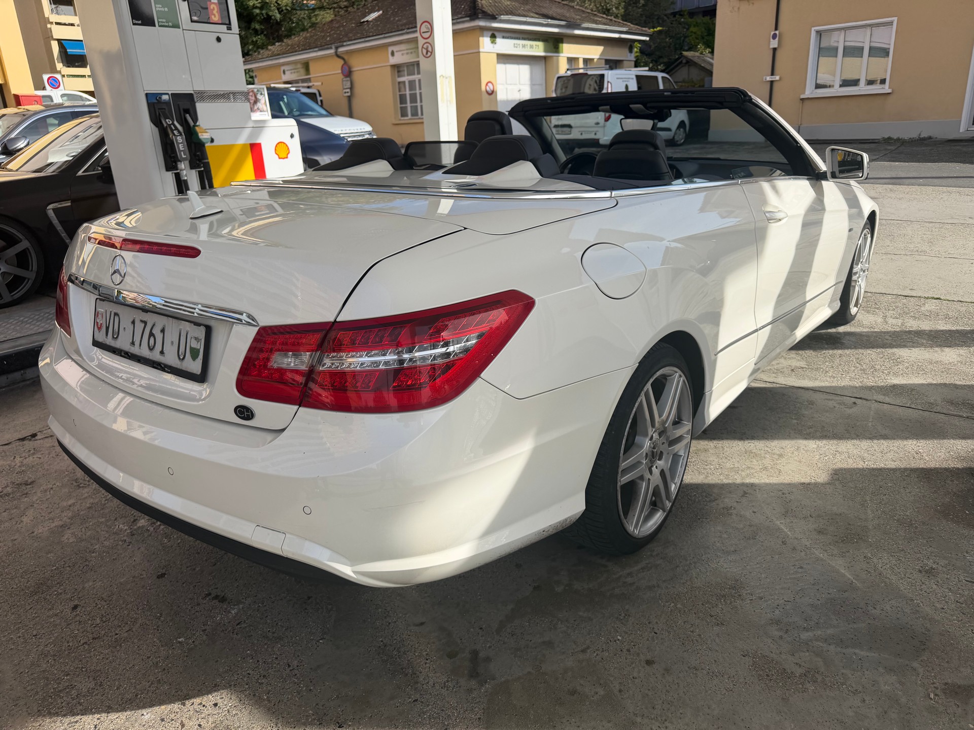 MERCEDES-BENZ E 250 CGI BlueEfficiency Automatic-image-4