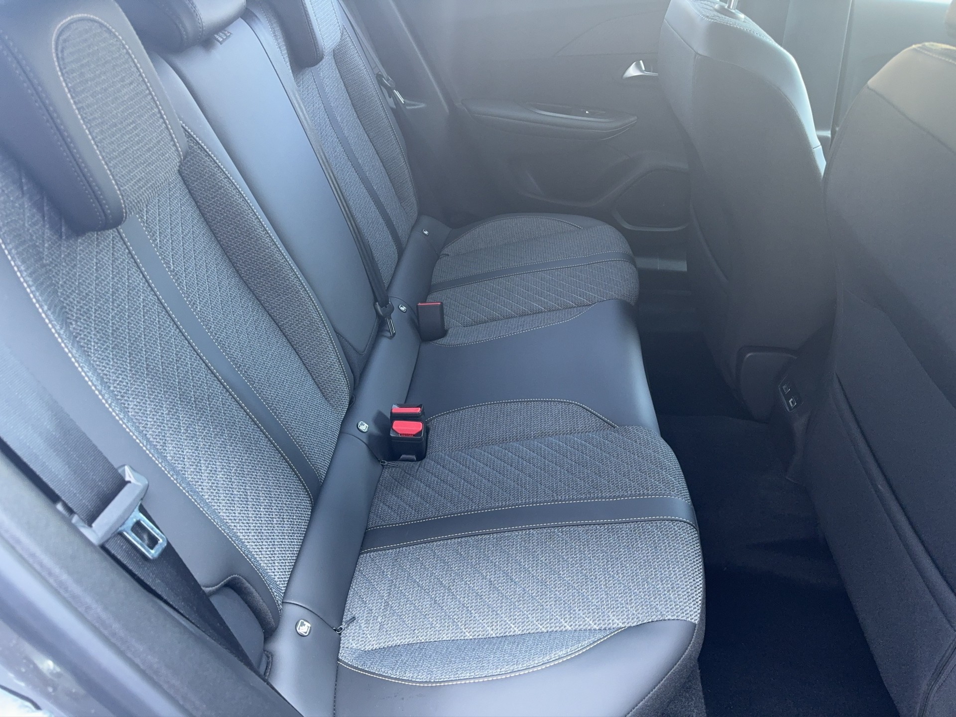 PEUGEOT 2008 156 e 54 kWh Allure-image-15