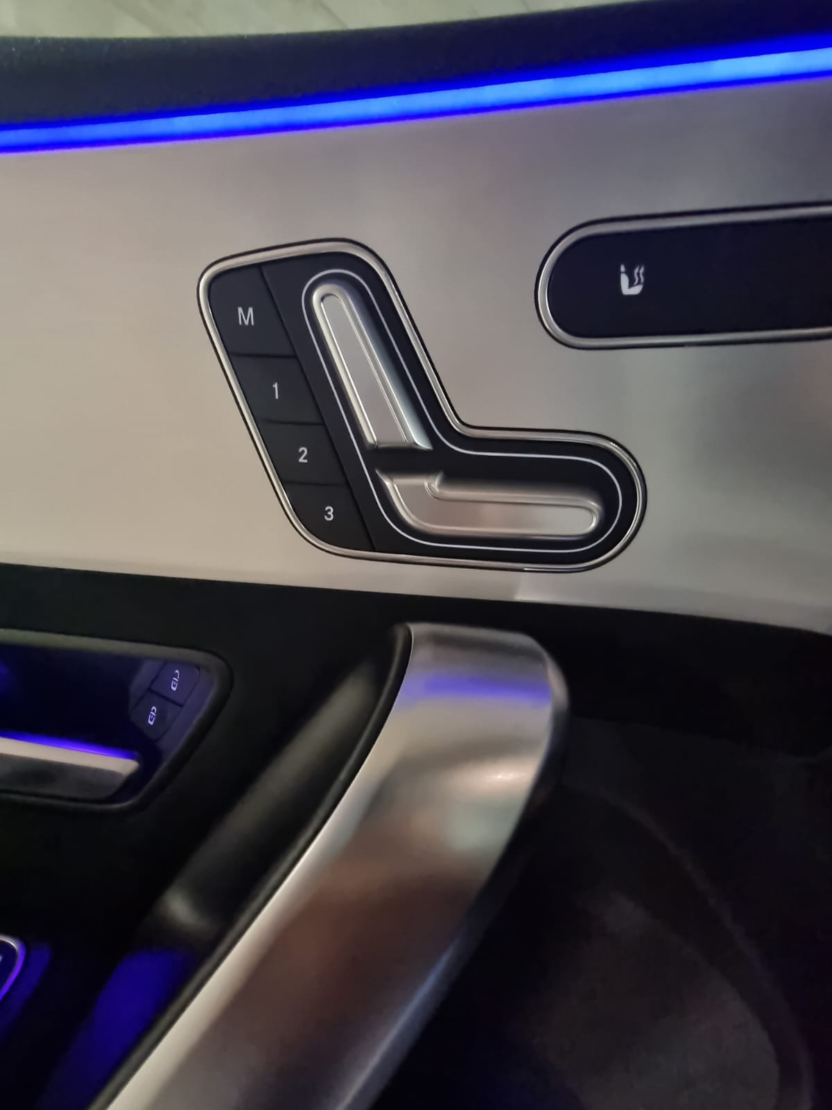 MERCEDES-BENZ A 35 AMG 4Matic Speedshift-image-2