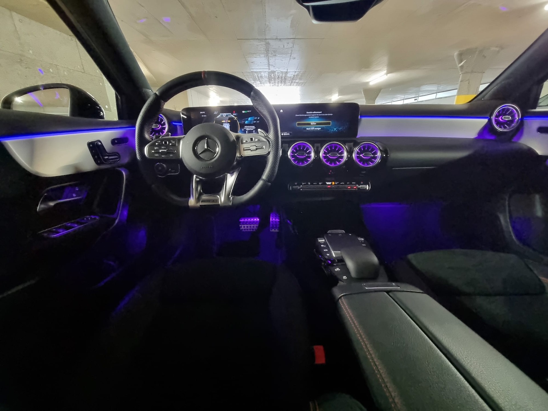 MERCEDES-BENZ A 35 AMG 4Matic Speedshift-image-6