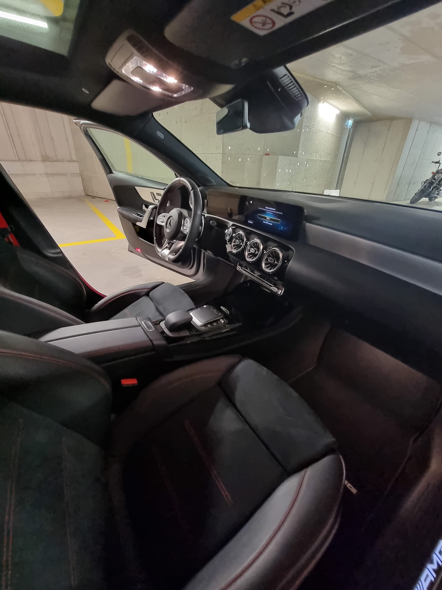 MERCEDES-BENZ A 35 AMG 4Matic Speedshift-image-4