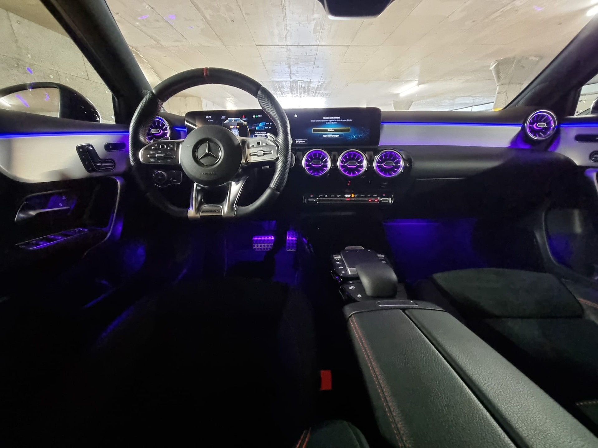 MERCEDES-BENZ A 35 AMG 4Matic Speedshift-image-3