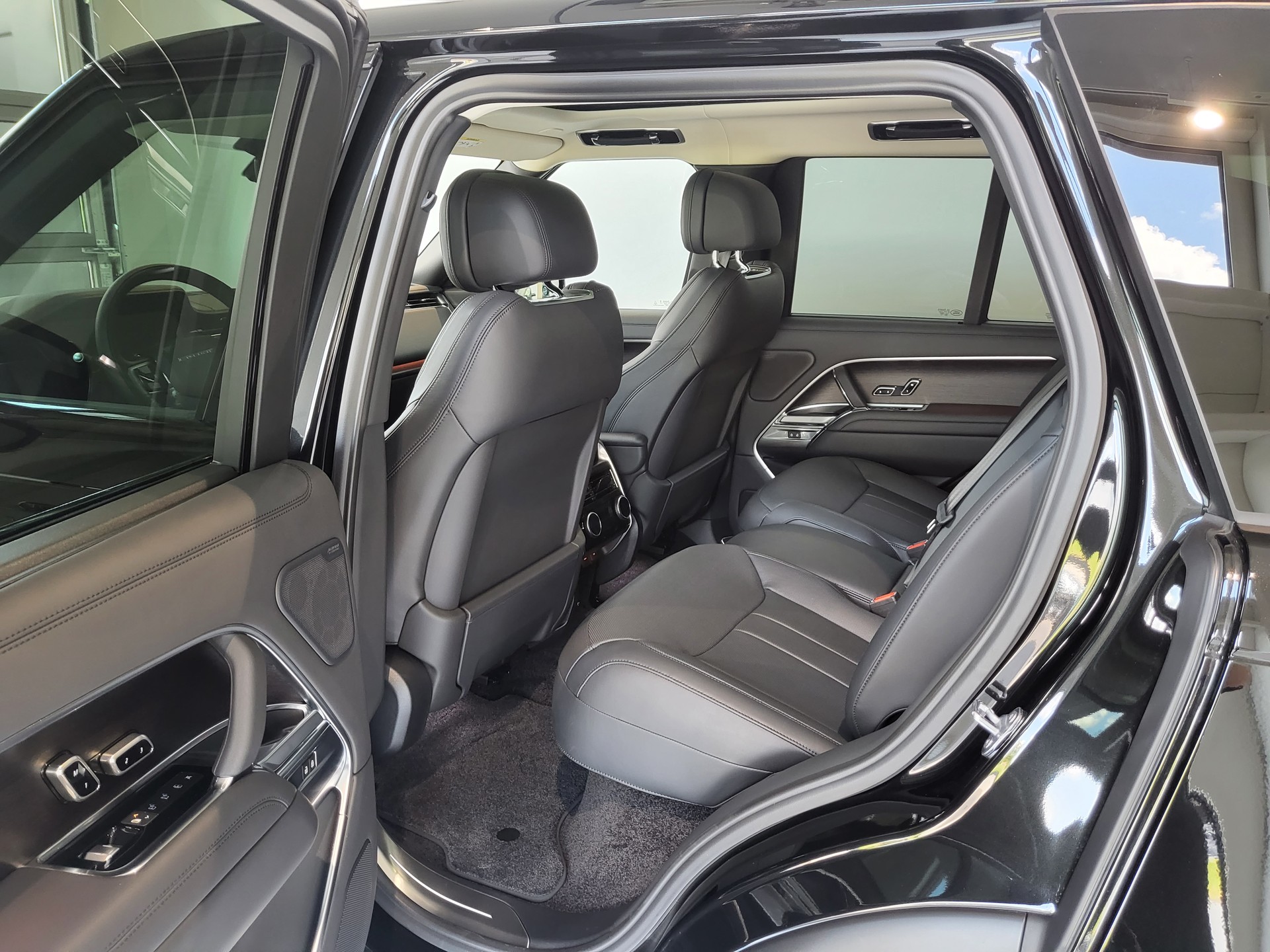 LAND ROVER Range Rover P510e Si6 PHEV First Edition Automatic-image-6