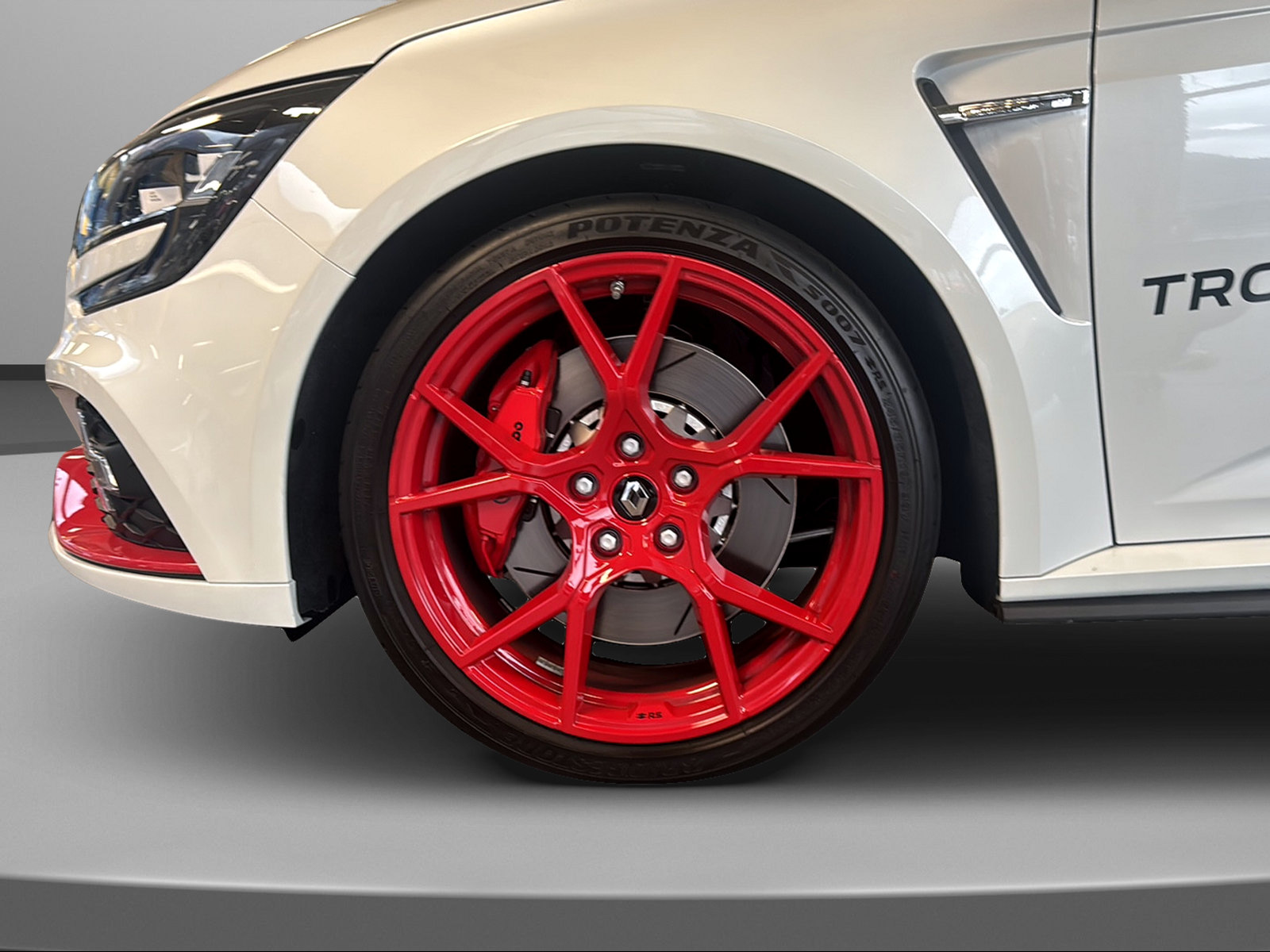 RENAULT Mégane R.S. Trophy-R 300-image-21