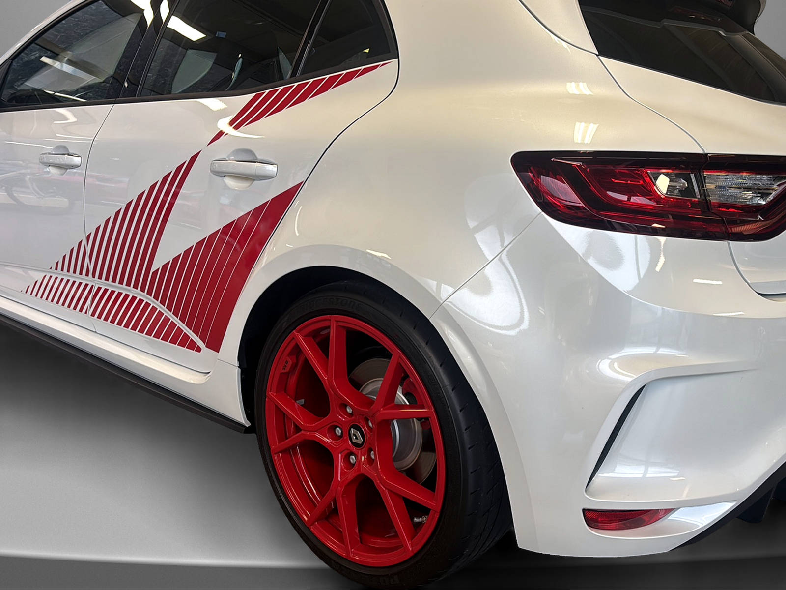 RENAULT Mégane R.S. Trophy-R 300-image-4