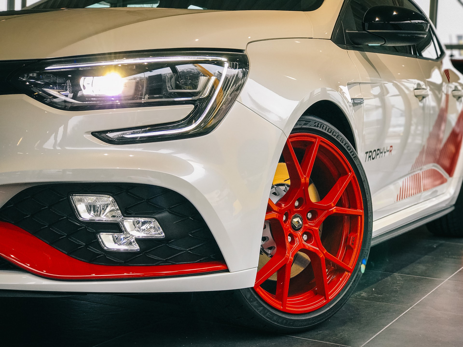 RENAULT Mégane R.S. Trophy-R 300-image-1