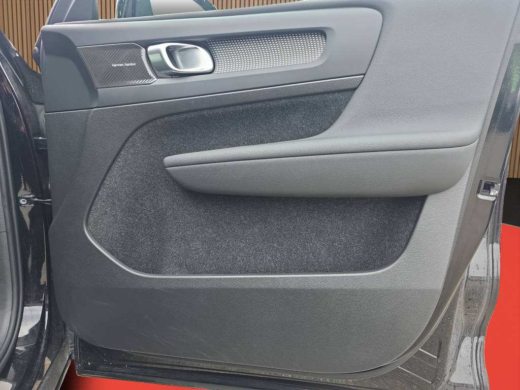 VOLVO XC40 2.0 B4 MH Ultra Black Edition-image-13