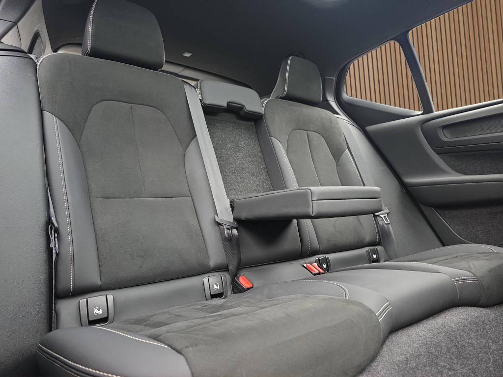 VOLVO XC40 2.0 B4 MH Ultra Black Edition-image-14