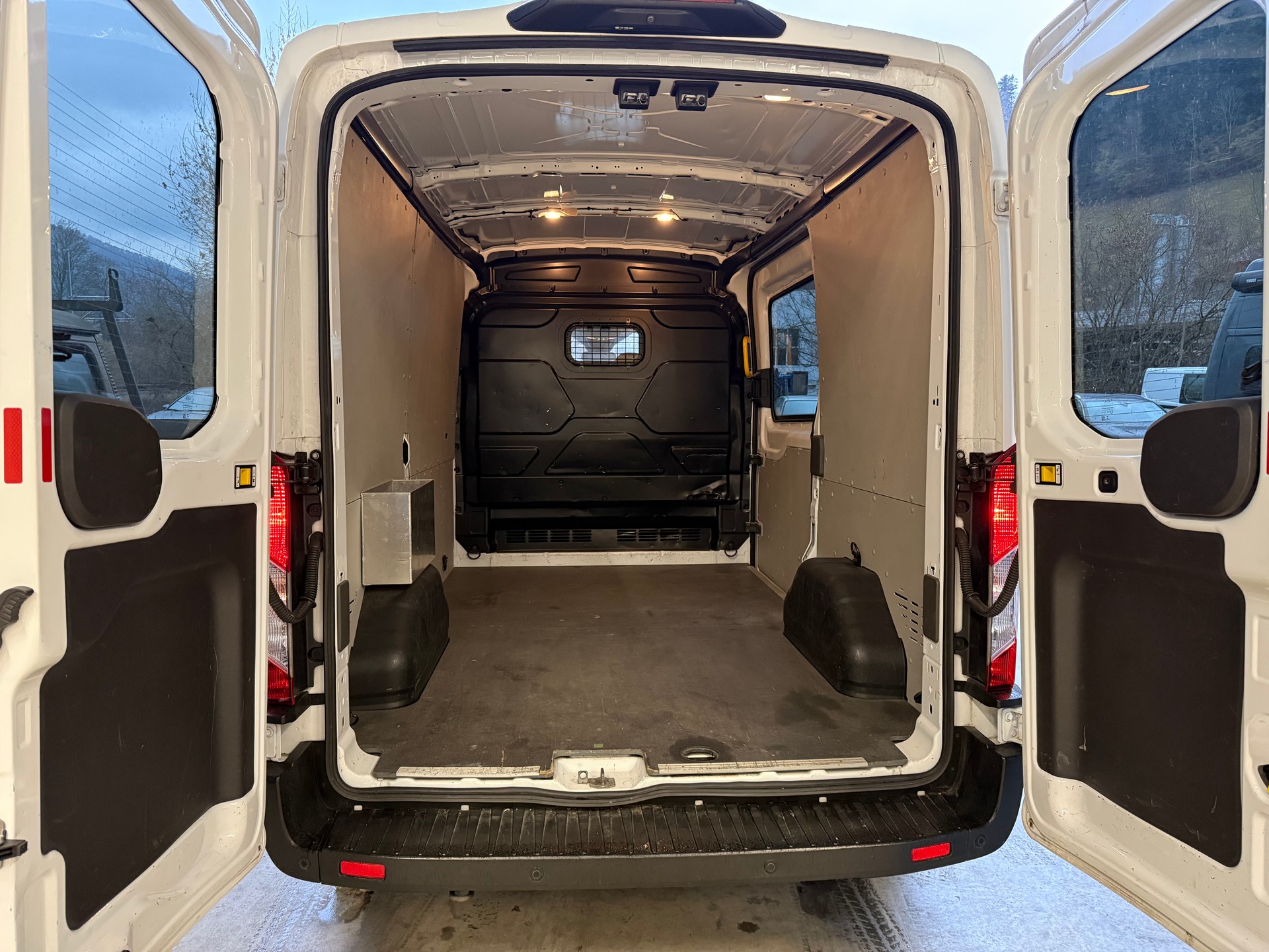 FORD Transit Van 350 L2 Limited 2.0 TDCi 185 PS-image-2