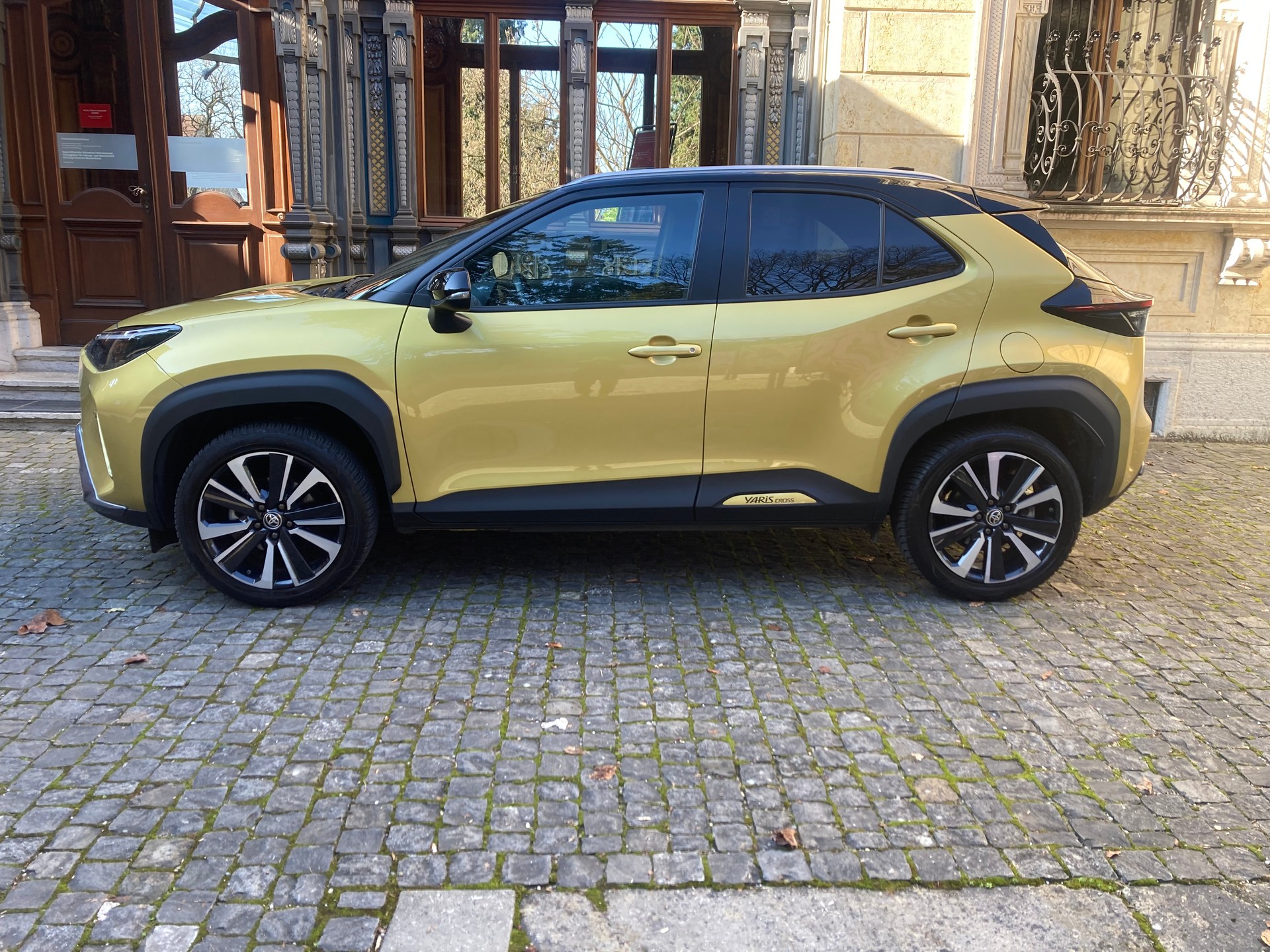 TOYOTA Yaris Cross 1.5 Premiere Edition e-CVT AWDi-image-2