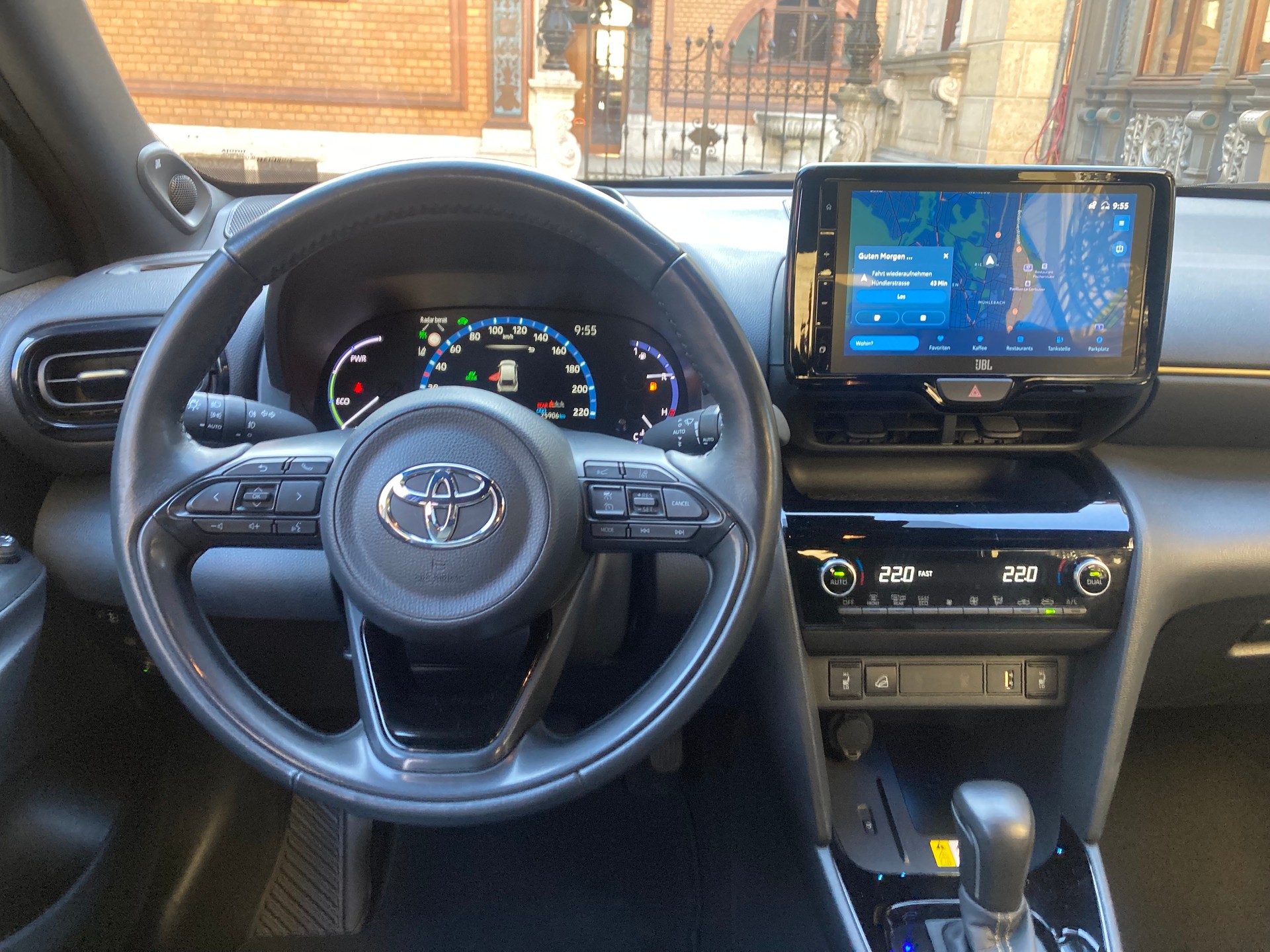 TOYOTA Yaris Cross 1.5 Premiere Edition e-CVT AWDi-image-14