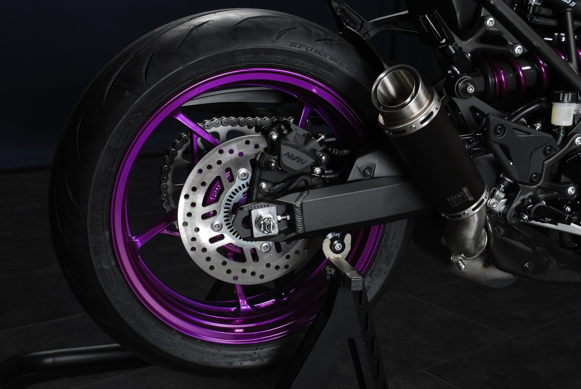 KAWASAKI Z 900 (70kW) MY26 - Sonderumbau Teilfoliert-showroom-element-1