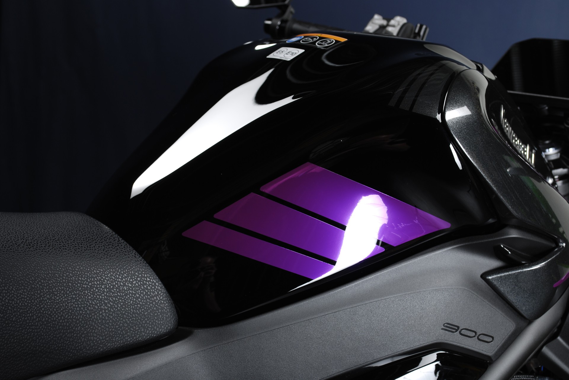 KAWASAKI Z 900 (70kW) MY26 - Sonderumbau Teilfoliert-showroom-element-3