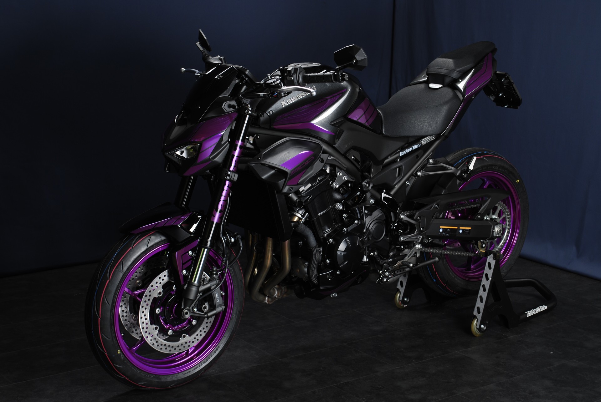 KAWASAKI Z 900 (70kW) MY26 - Sonderumbau Teilfoliert-image-10