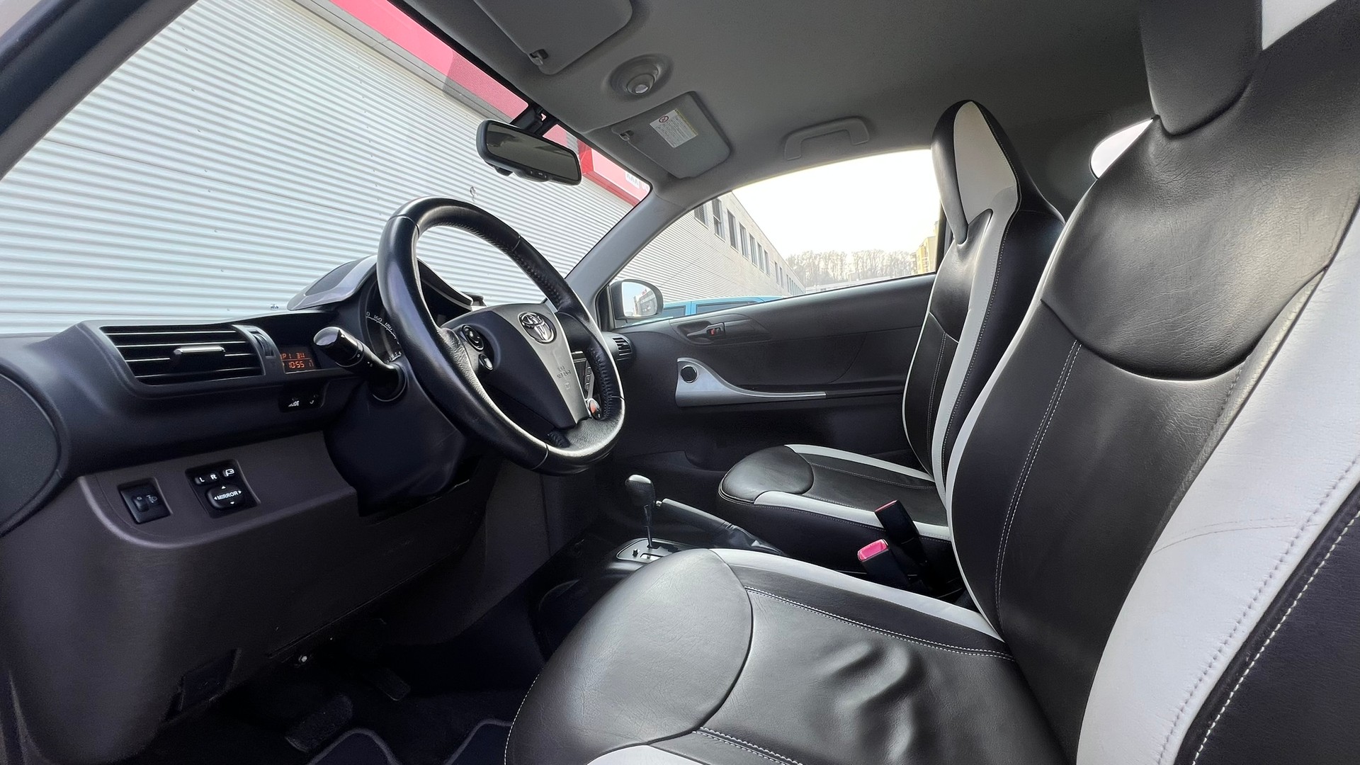 TOYOTA iQ3 1.33 DUAL VVT-i MULTIDRIVE l 98 PS-image-23