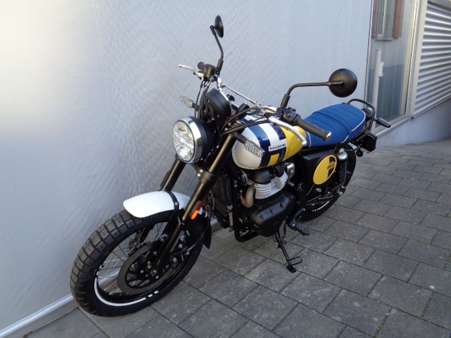 ROYAL ENFIELD BEAR 650-showroom-element-1