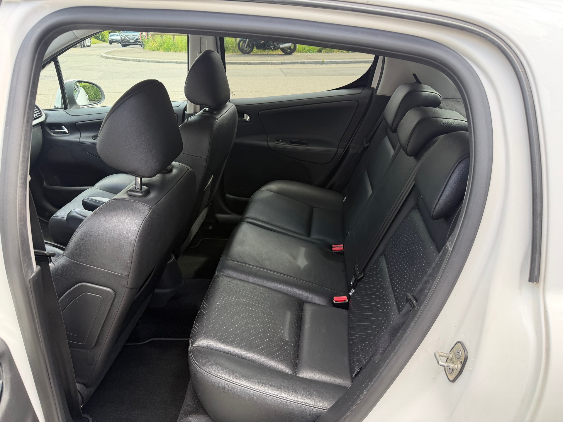 PEUGEOT 1.6 16V Allure-image-8