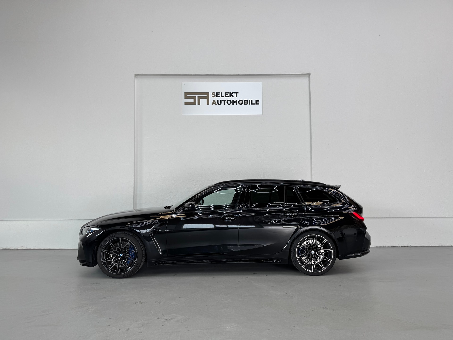 BMW M3 Touring xDrive Competition M | Black Sapphire-image-3