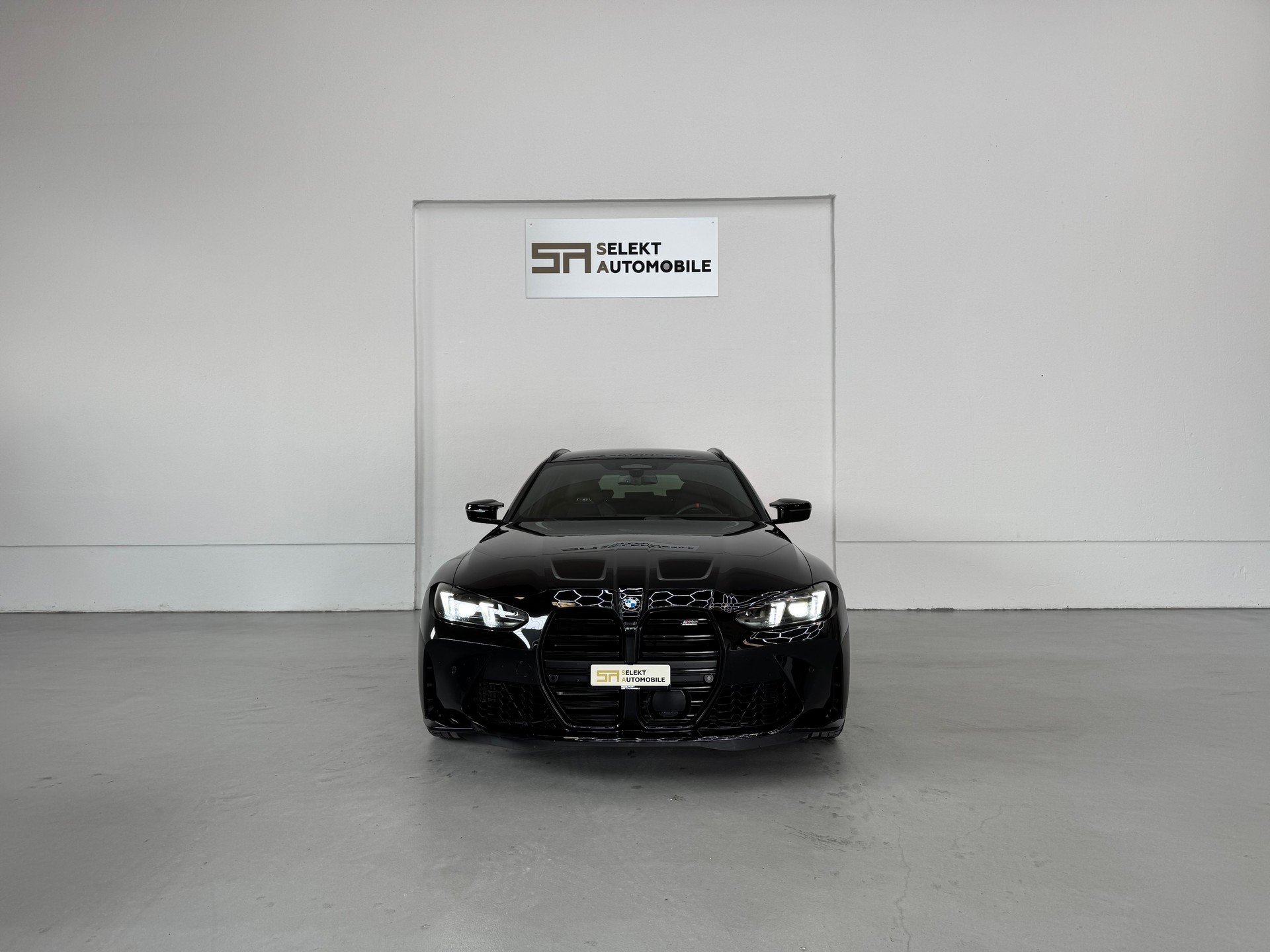 BMW M3 Touring xDrive Competition M | Black Sapphire-image-2