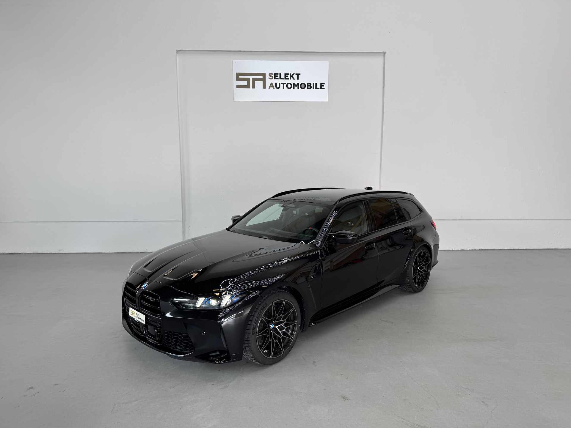 BMW M3 Touring xDrive Competition M | Black Sapphire-image-0