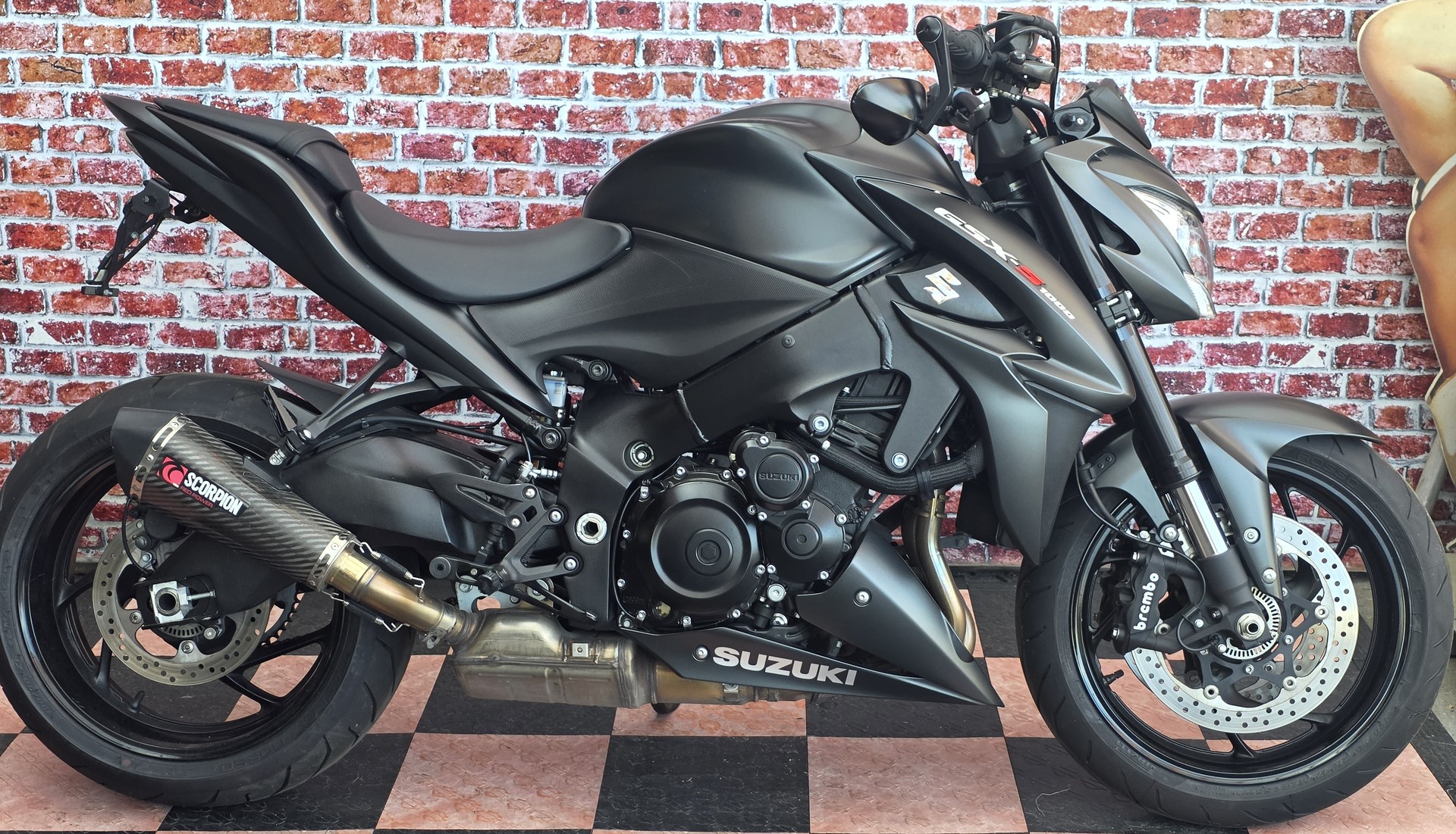 SUZUKI GSX-S 1000 ABS-showroom-element-2