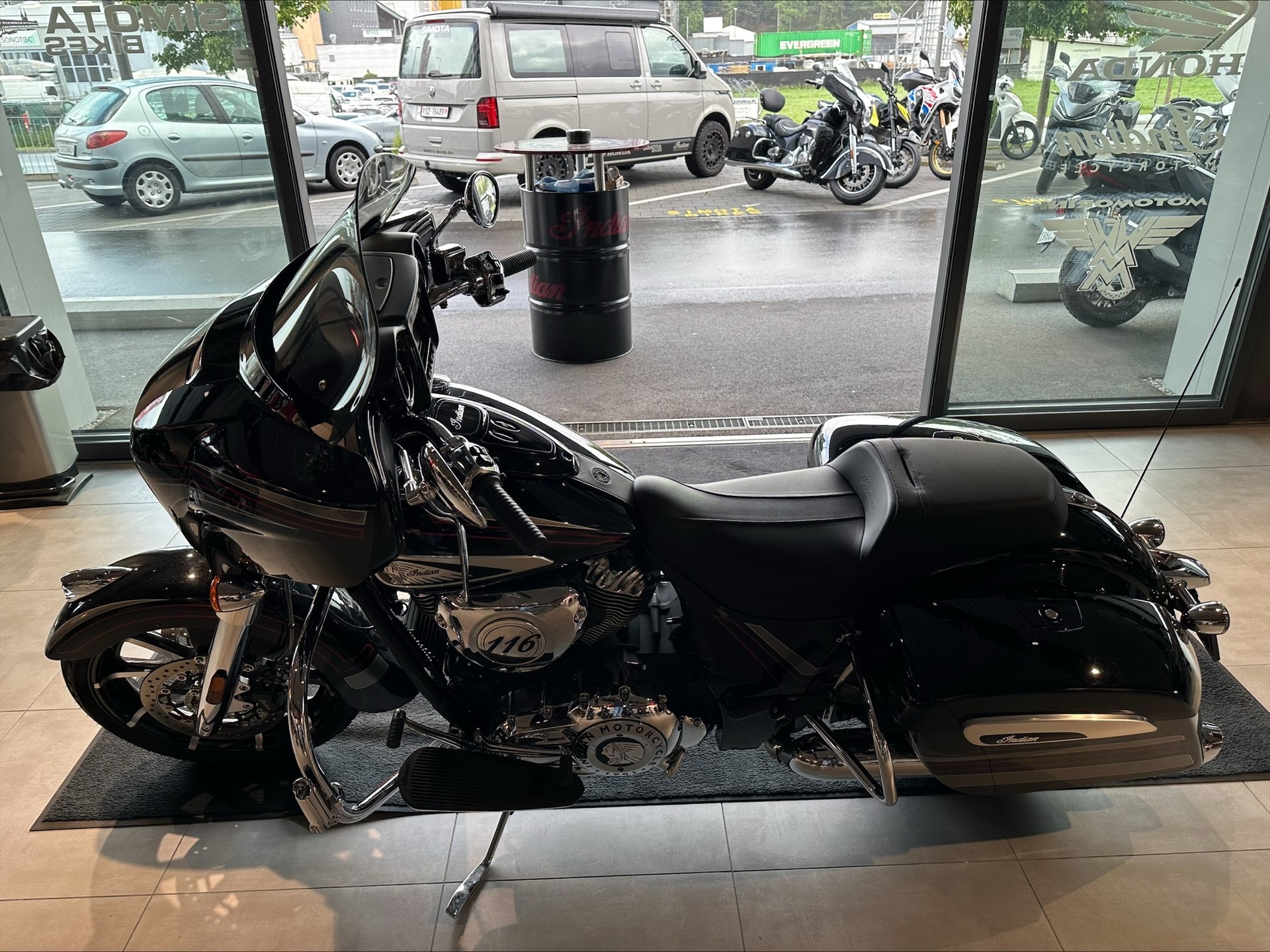 INDIAN Chieftain Limited-showroom-element-1