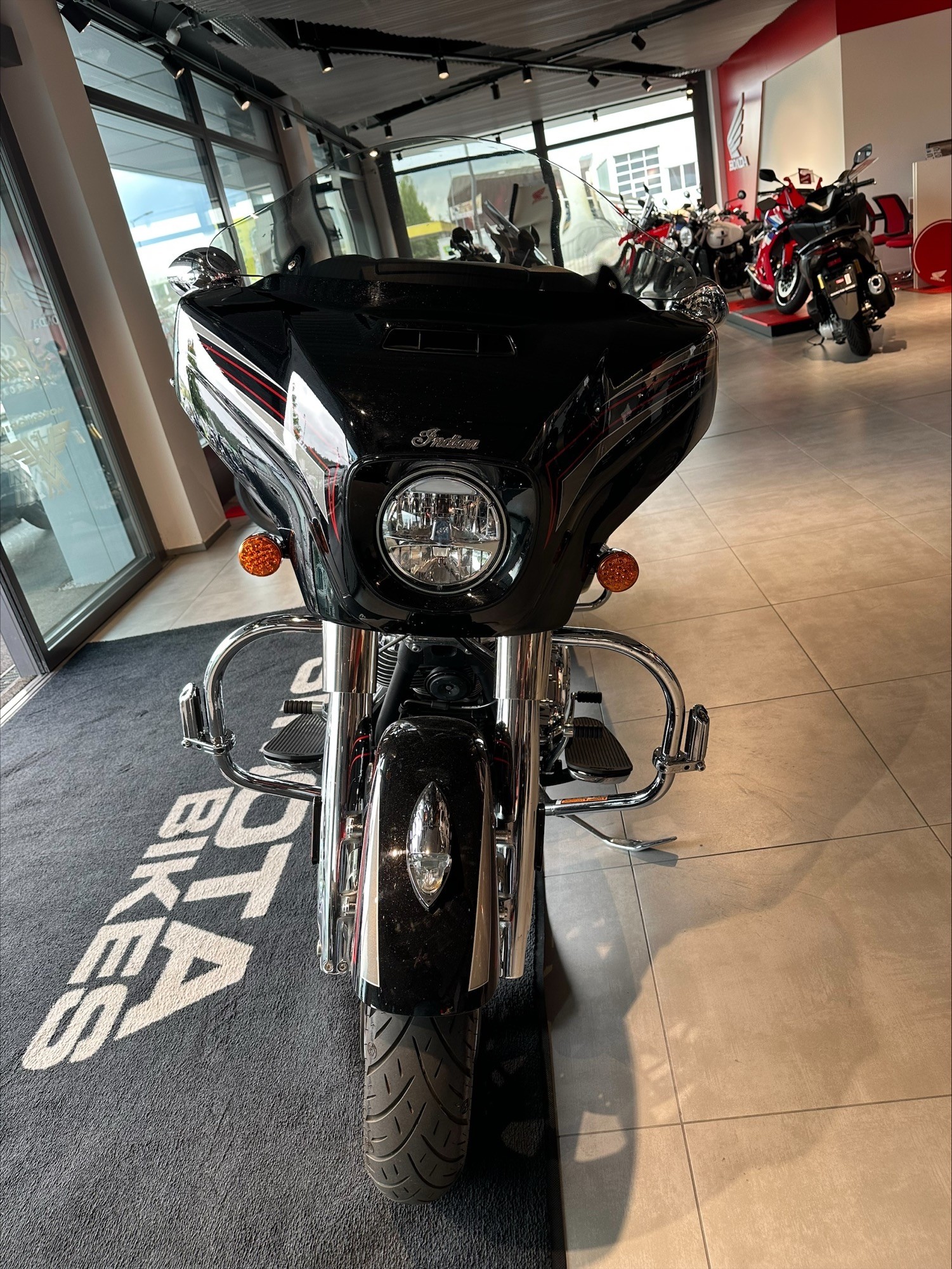 INDIAN Chieftain Limited-showroom-element-2